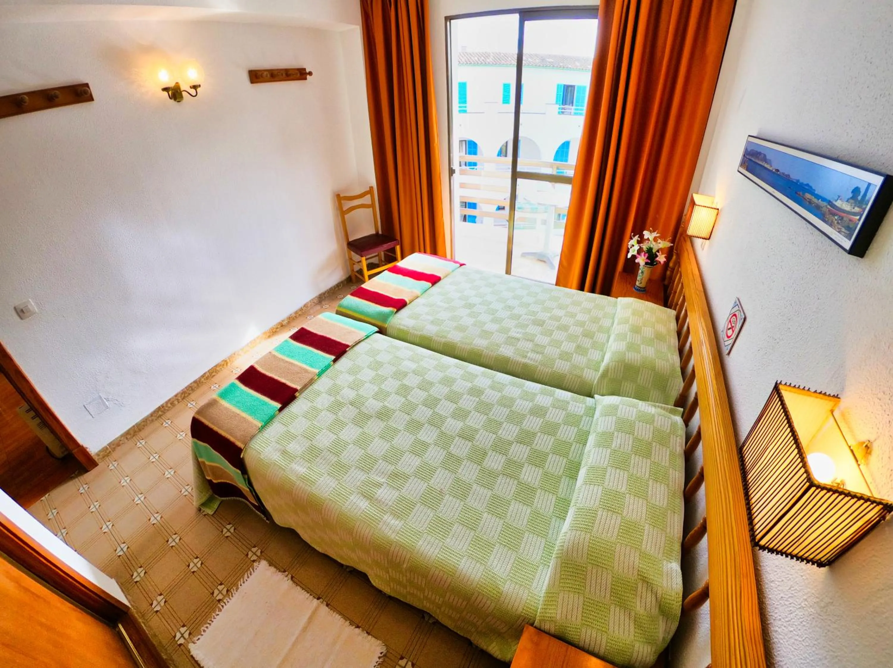 Photo of the whole room, Bed in Bonaire Paguera