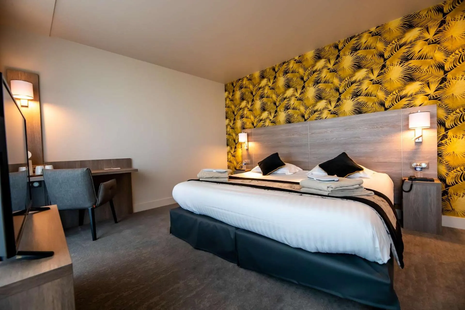 Bedroom, Bed in Brit Hotel Eden SPA Honfleur