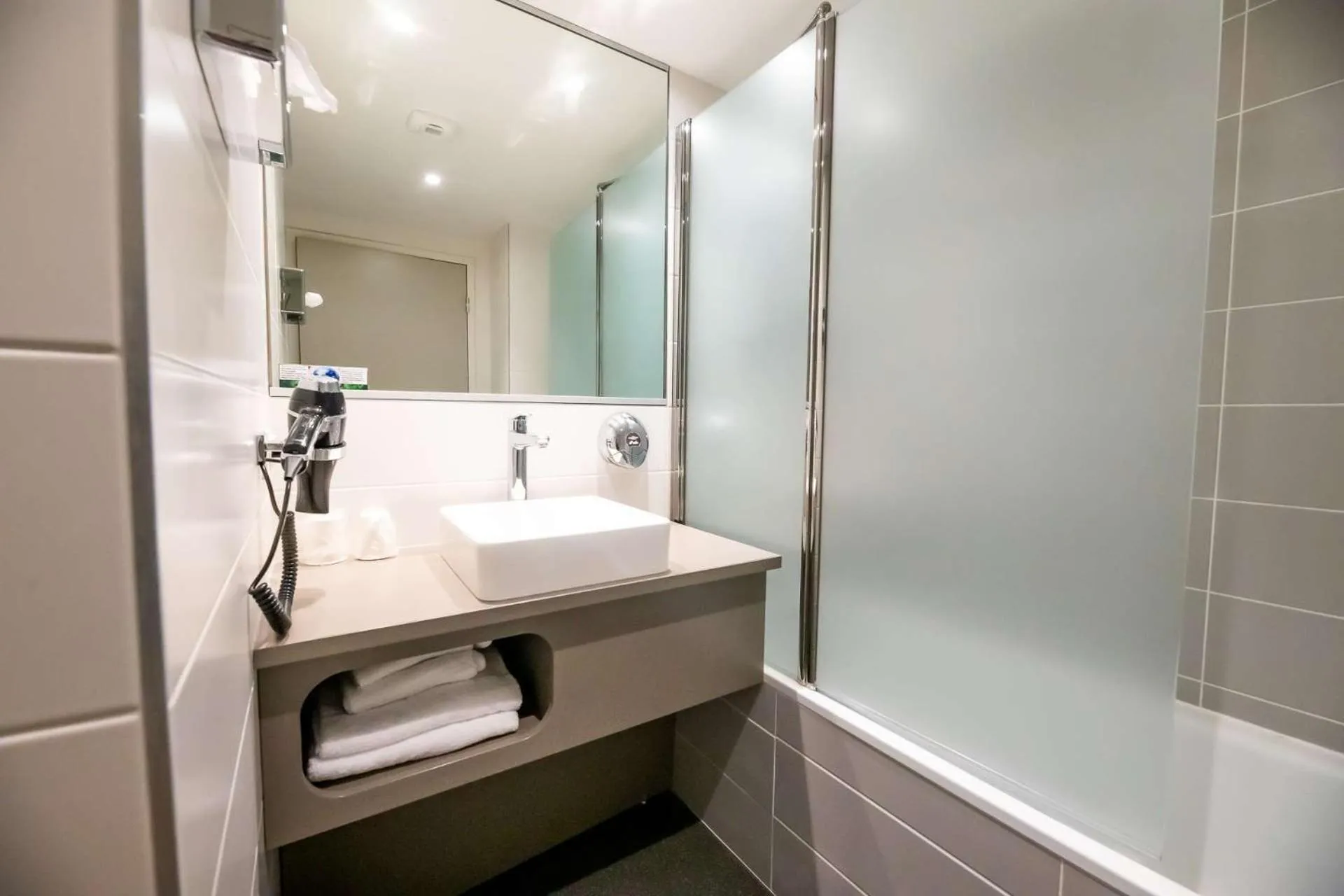 Bathroom in Brit Hotel Eden SPA Honfleur