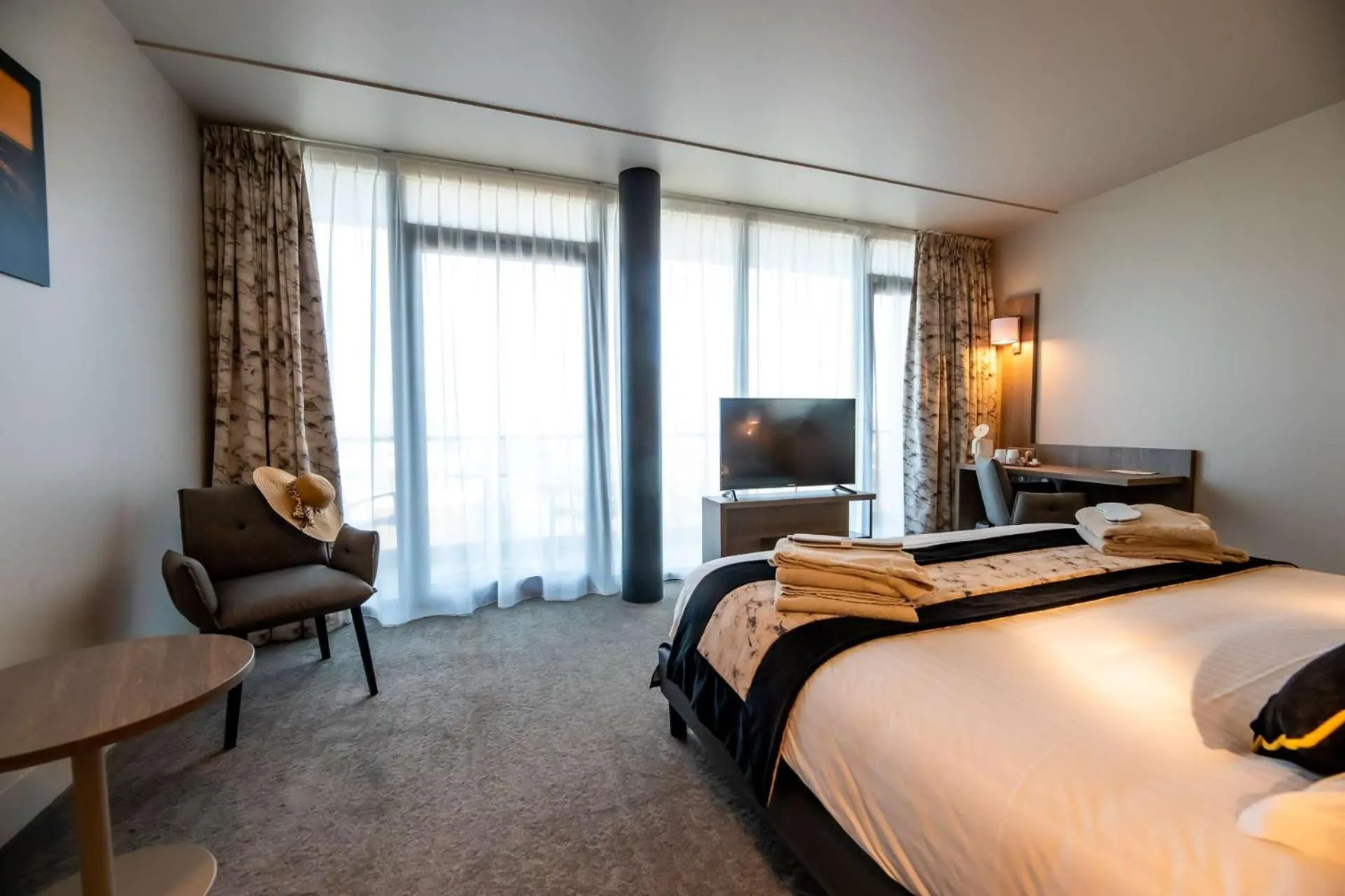 Bedroom, Bed in Brit Hotel Eden SPA Honfleur