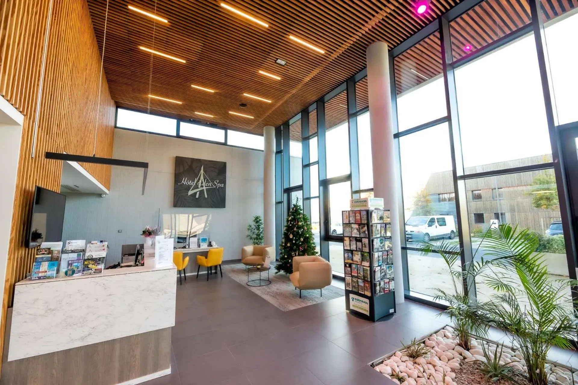 Lobby or reception in Brit Hotel Eden SPA Honfleur