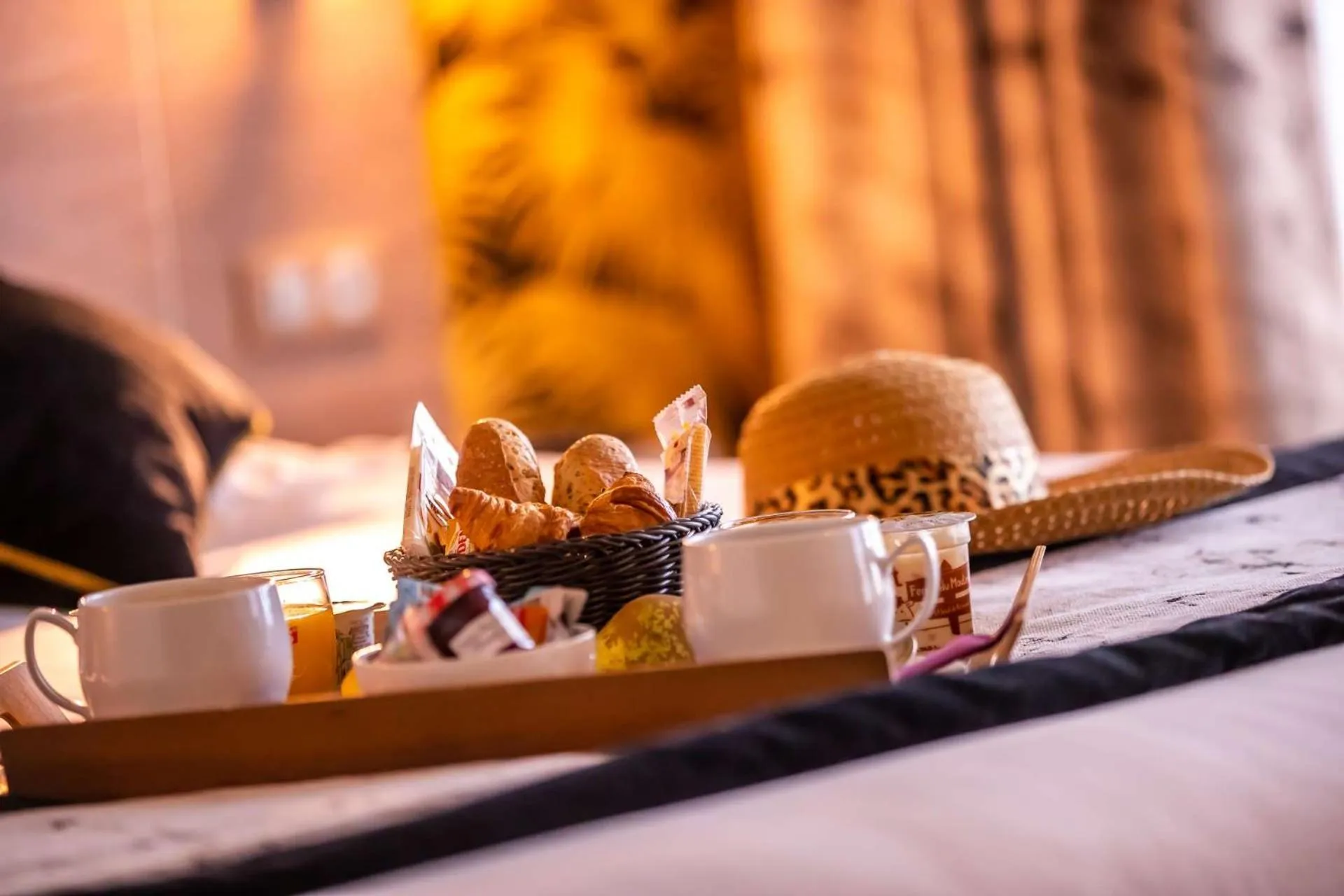 Food and drinks, Bed in Brit Hotel Eden SPA Honfleur