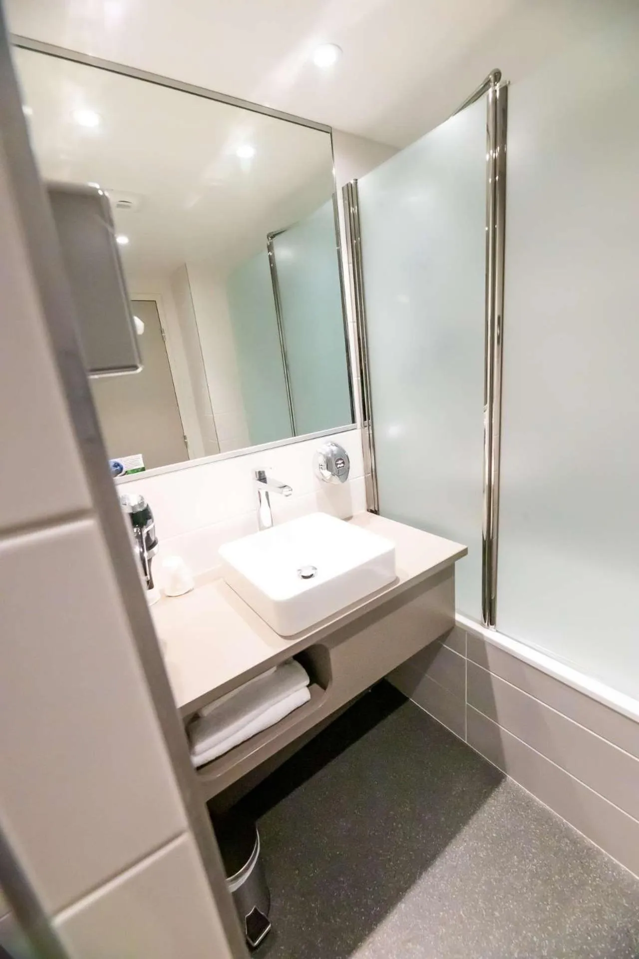 Bathroom in Brit Hotel Eden SPA Honfleur