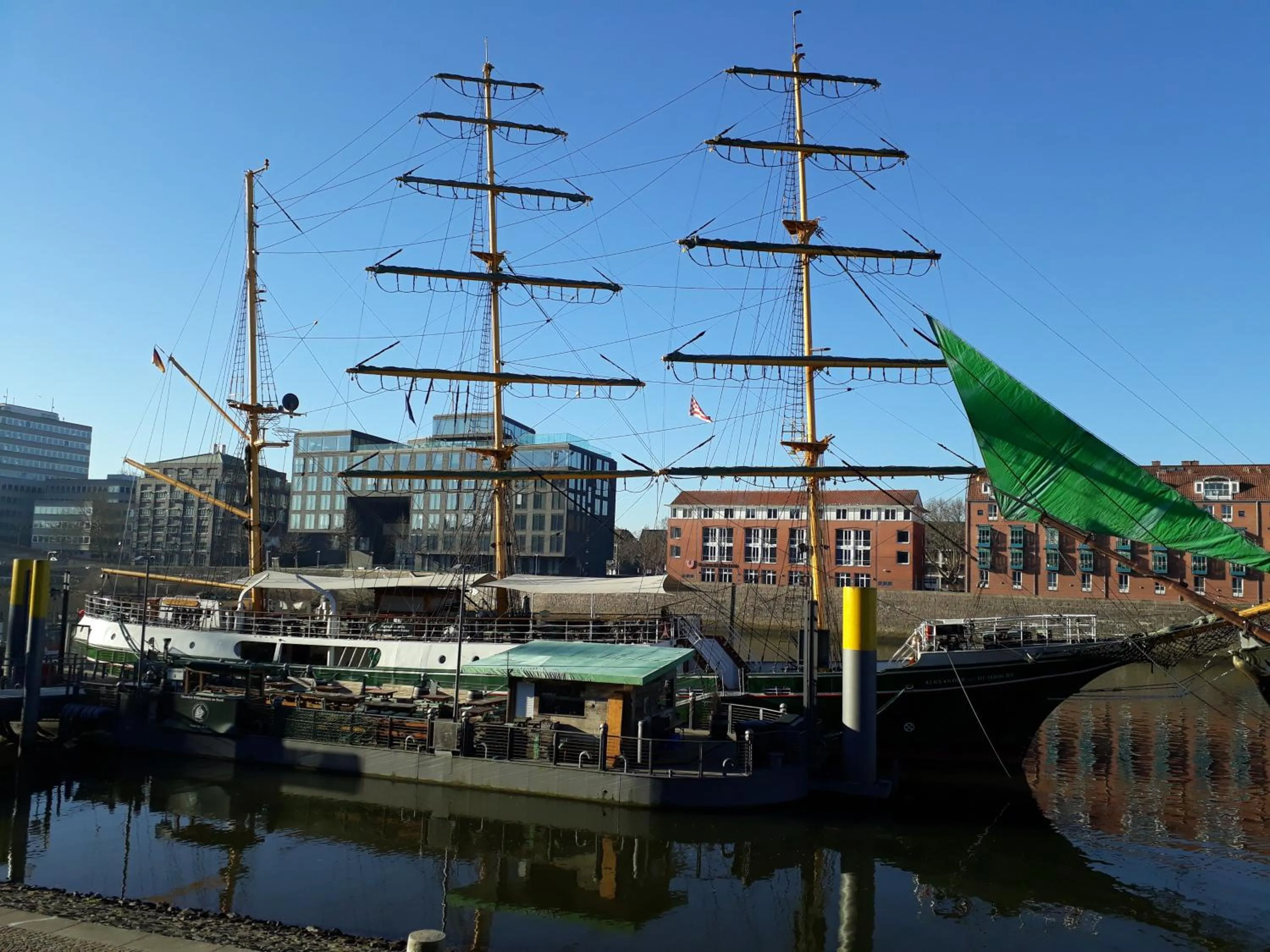 Property building in Alexander von Humboldt - Das Schiff