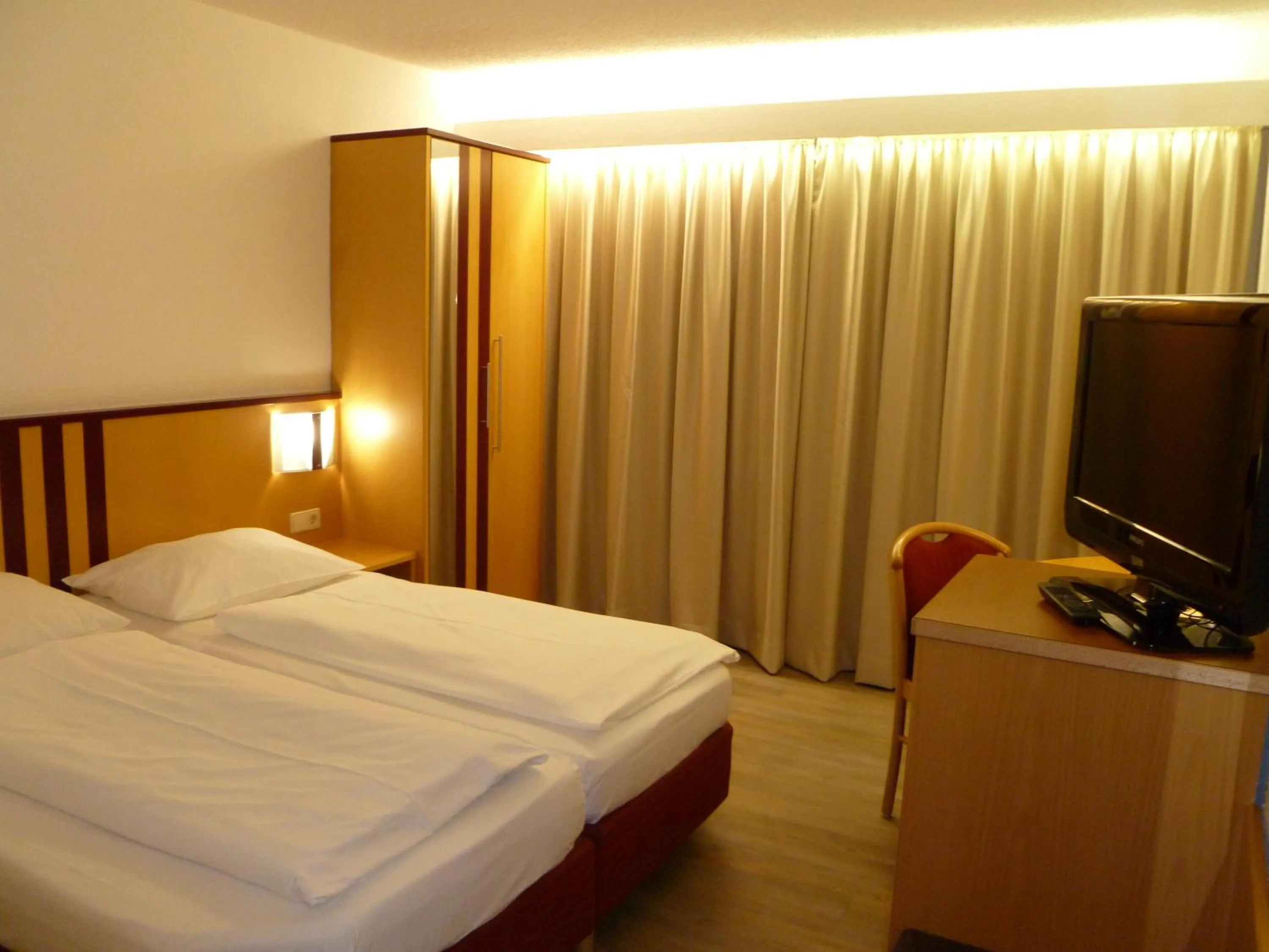 Photo of the whole room, Bed in Hotel am Feuersee