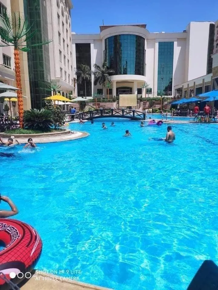 Swimming pool in Paradise Home City Stars