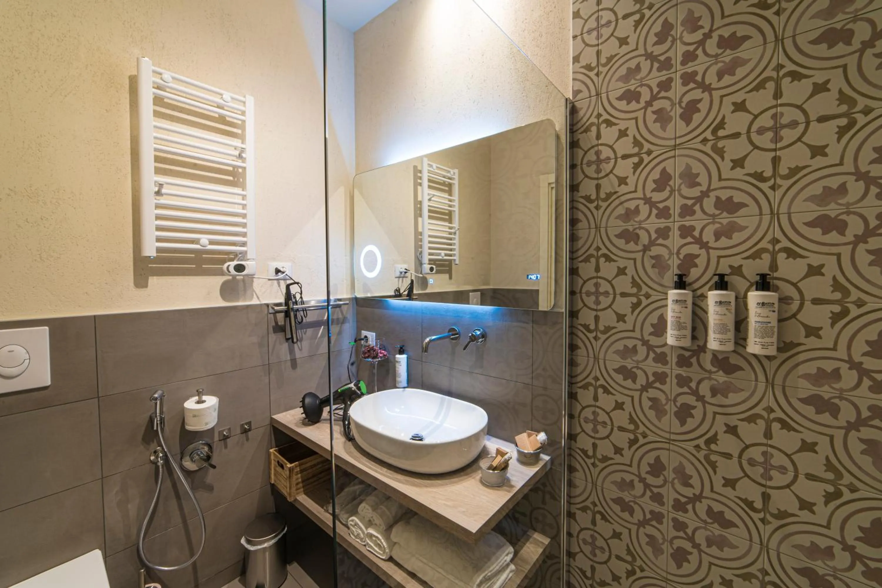 Shower in B&B SMARTFIT HOUSE - Room & Relax in Pescara