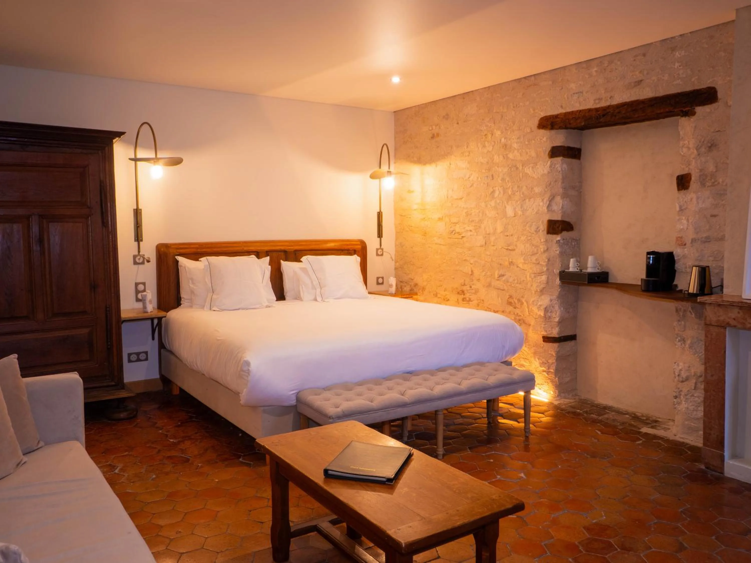 Bed in Les Remparts Hôtels et Demeures Historiques