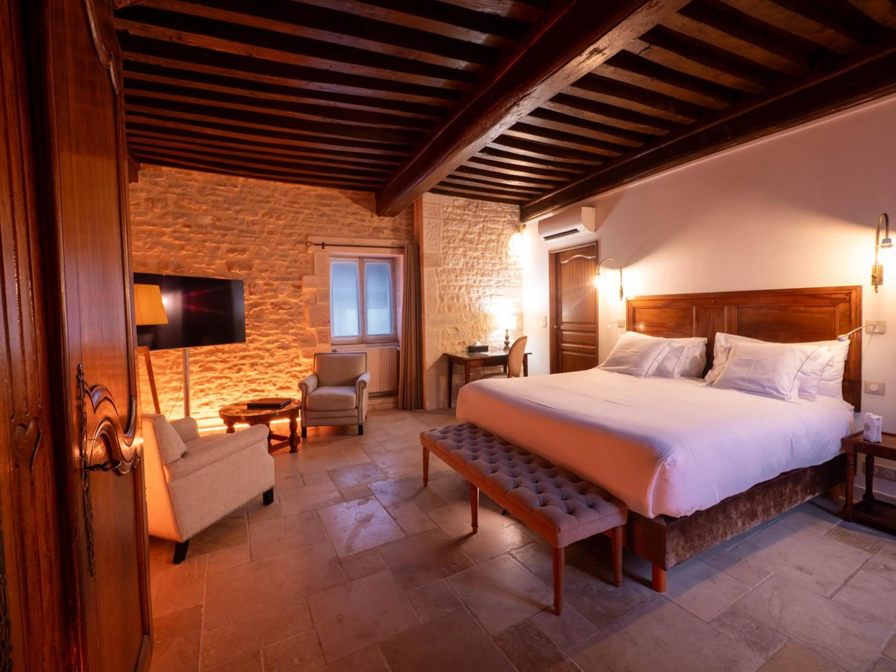 Bed in Les Remparts Hôtels et Demeures Historiques