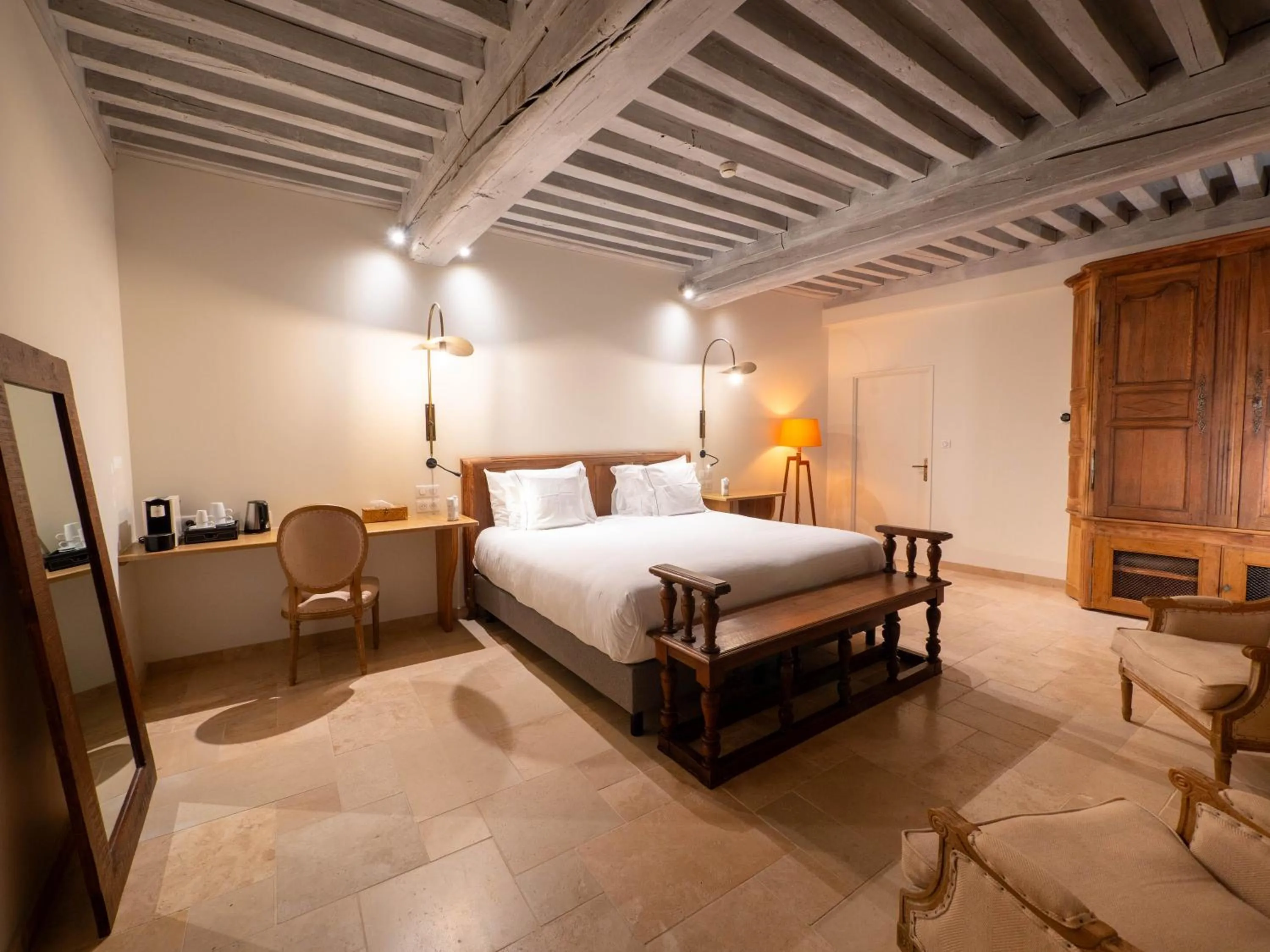 Bed in Les Remparts Hôtels et Demeures Historiques