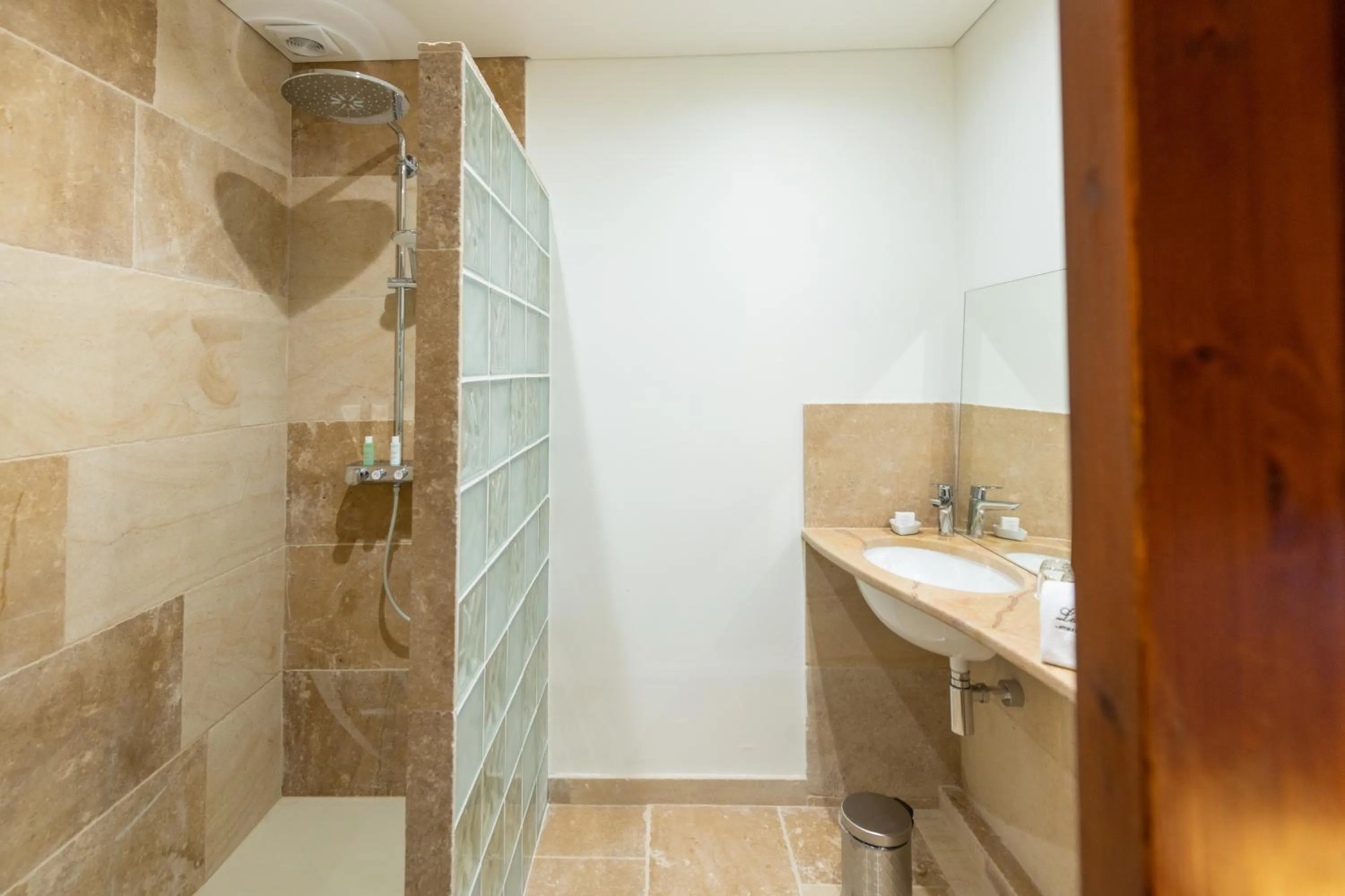 Bathroom in Les Remparts Hôtels et Demeures Historiques