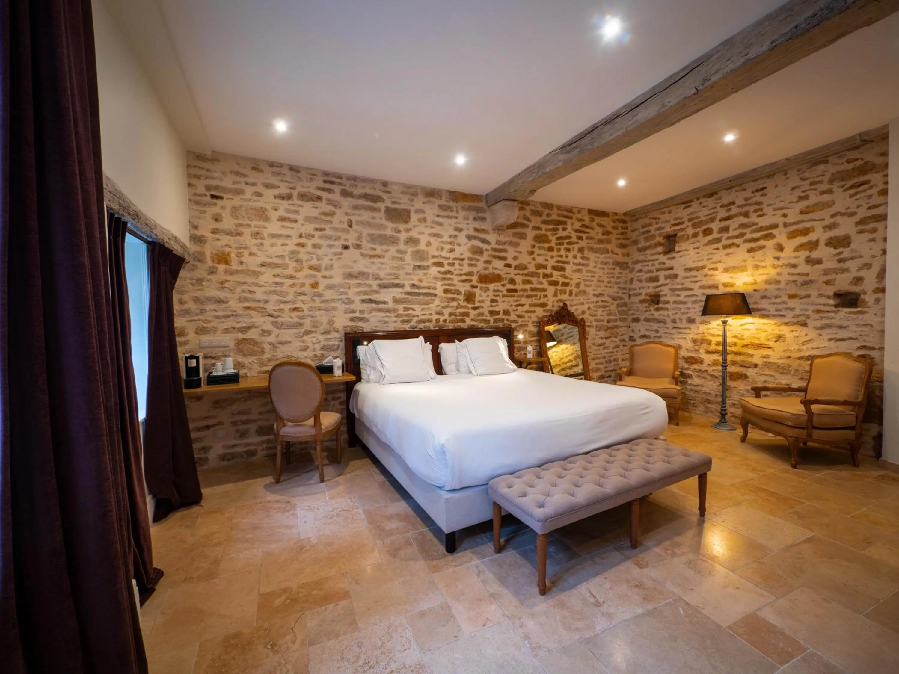 Bed in Les Remparts Hôtels et Demeures Historiques