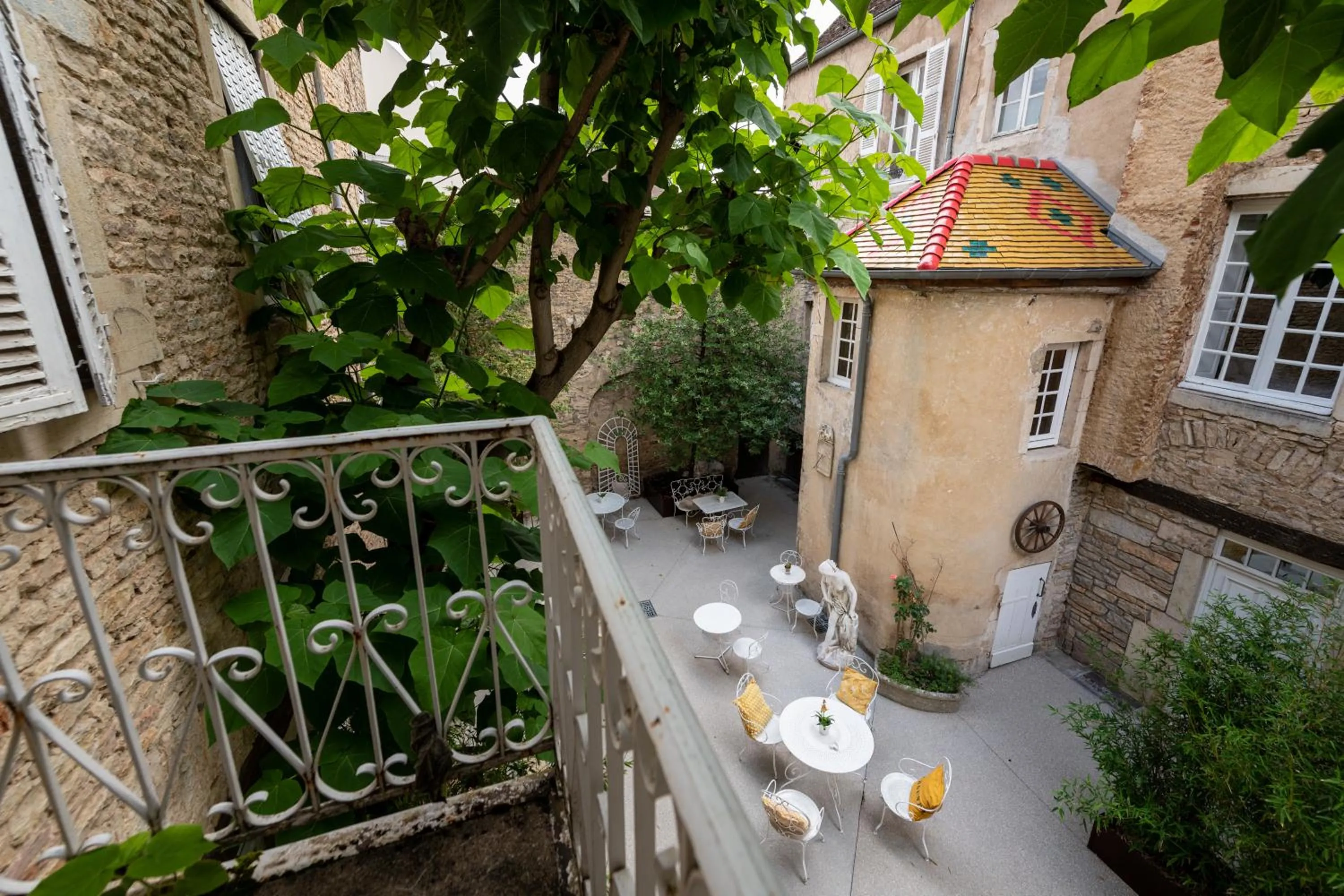 Inner courtyard view in Les Remparts Hôtels et Demeures Historiques