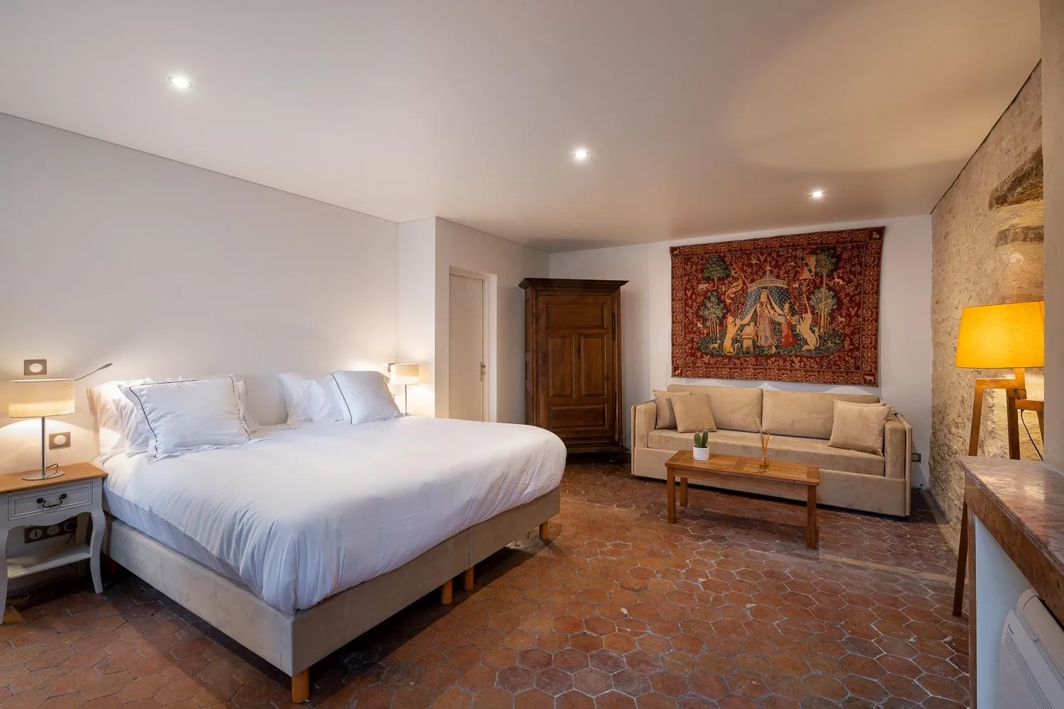 Photo of the whole room, Bed in Les Remparts Hôtels et Demeures Historiques