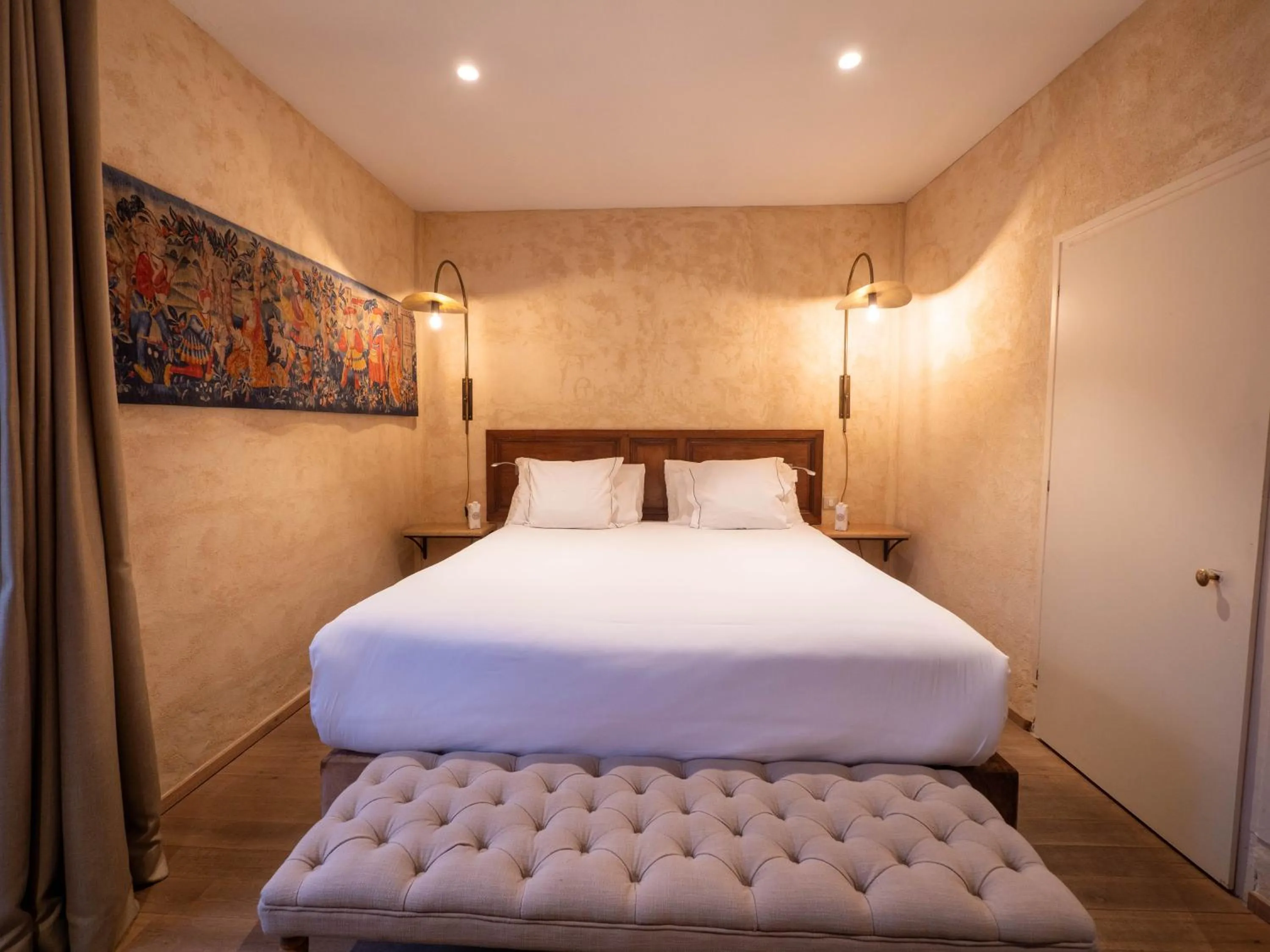 Bed in Les Remparts Hôtels et Demeures Historiques