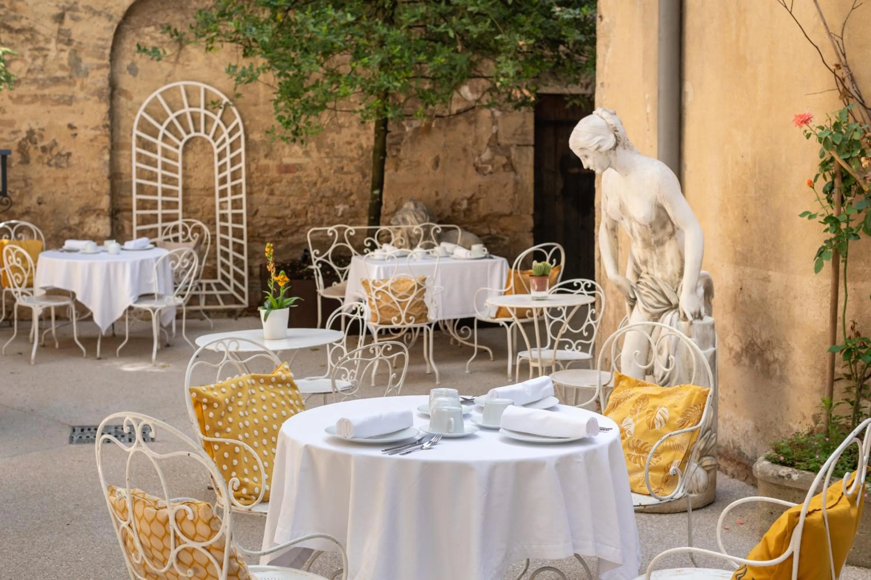 Inner courtyard view in Les Remparts Hôtels et Demeures Historiques
