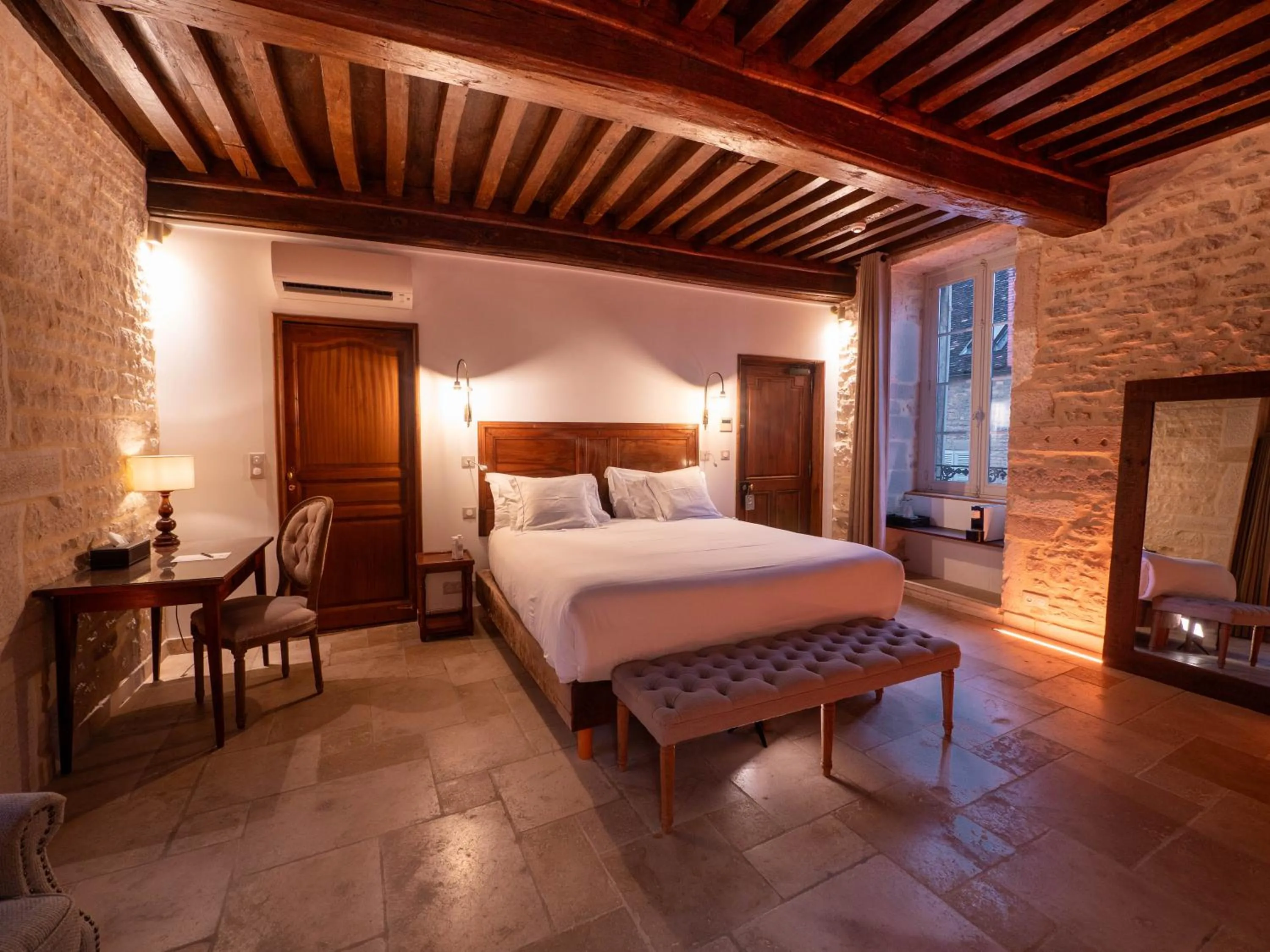 Bed in Les Remparts Hôtels et Demeures Historiques