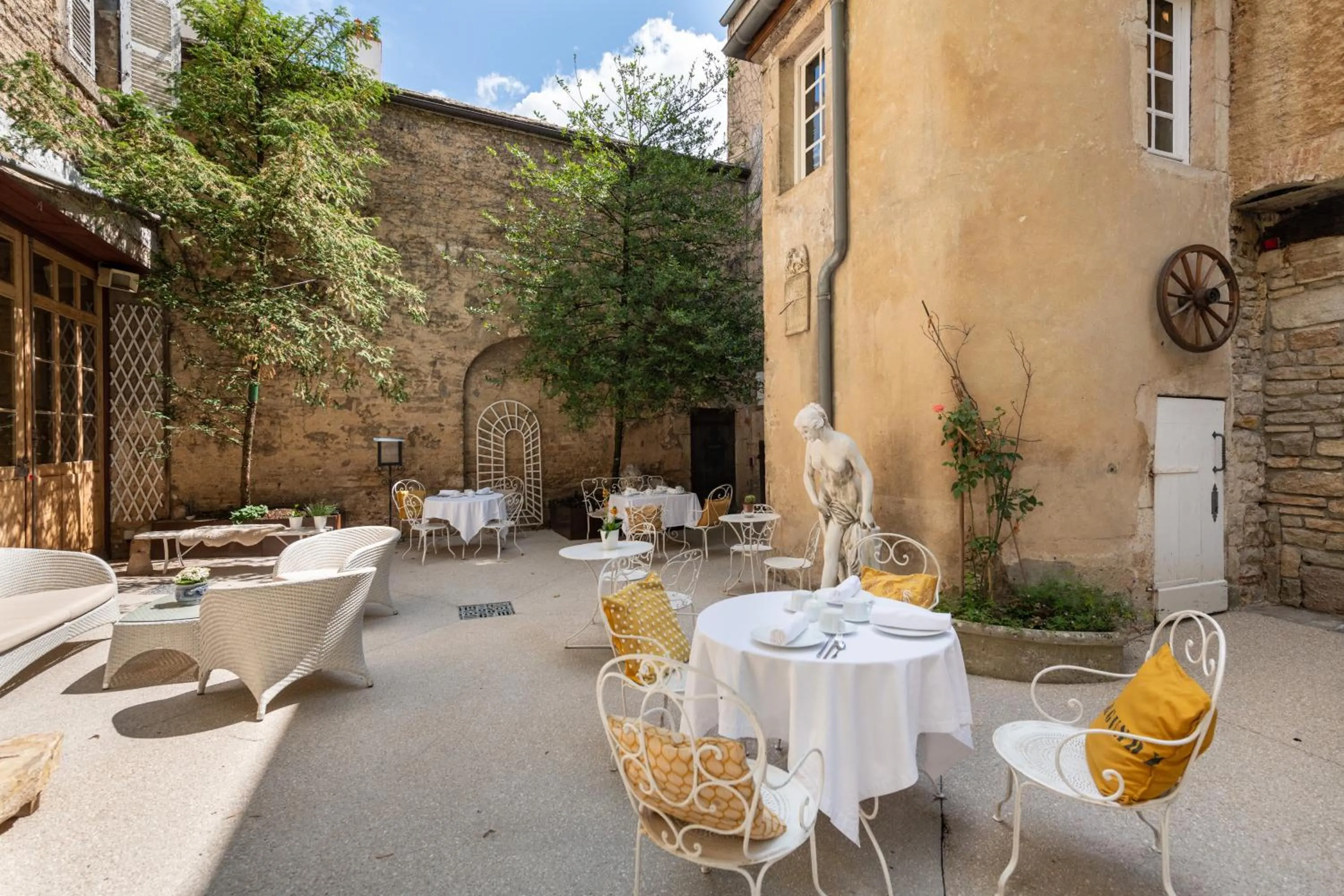 Inner courtyard view in Les Remparts Hôtels et Demeures Historiques