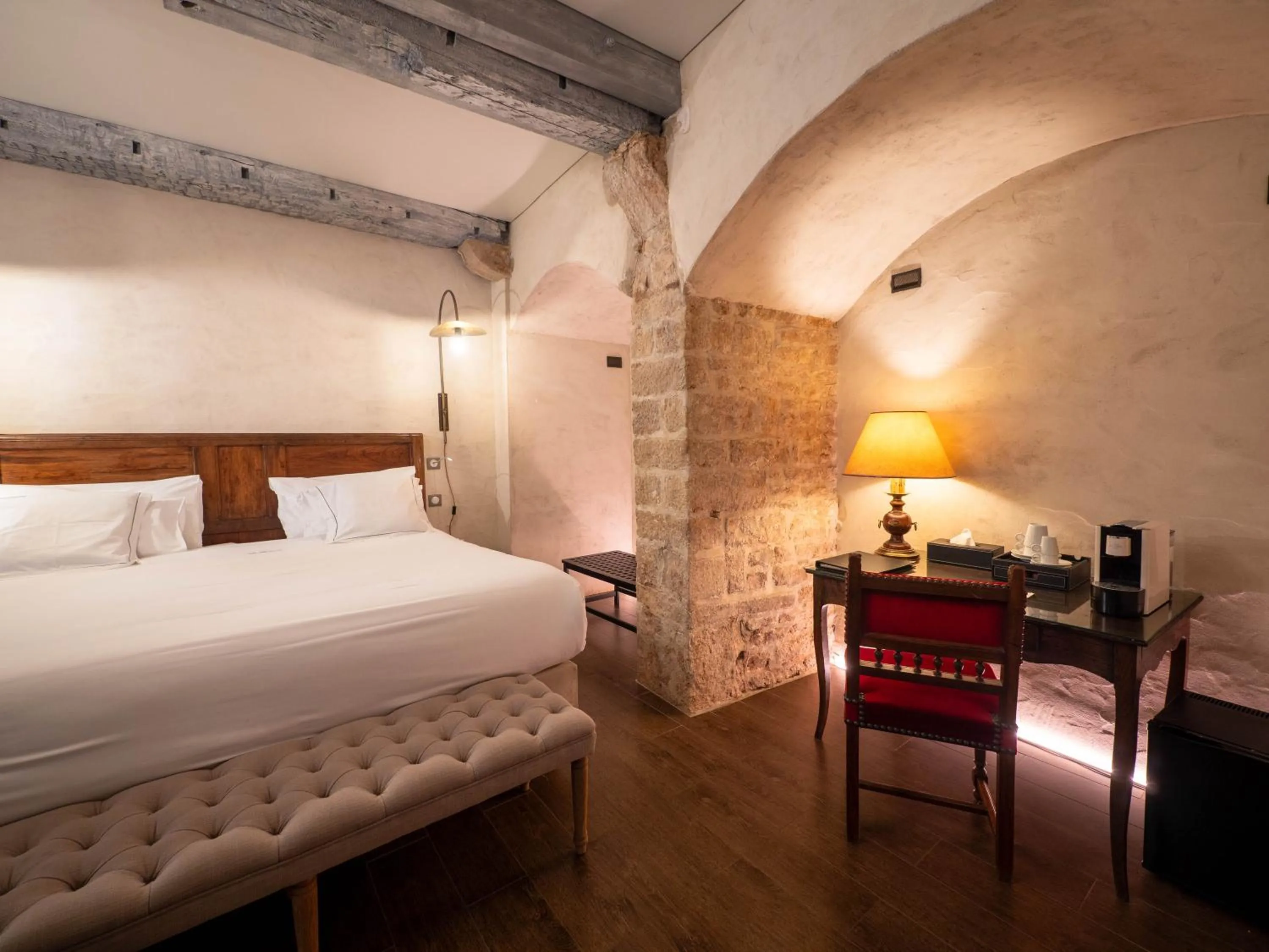 Bed in Les Remparts Hôtels et Demeures Historiques