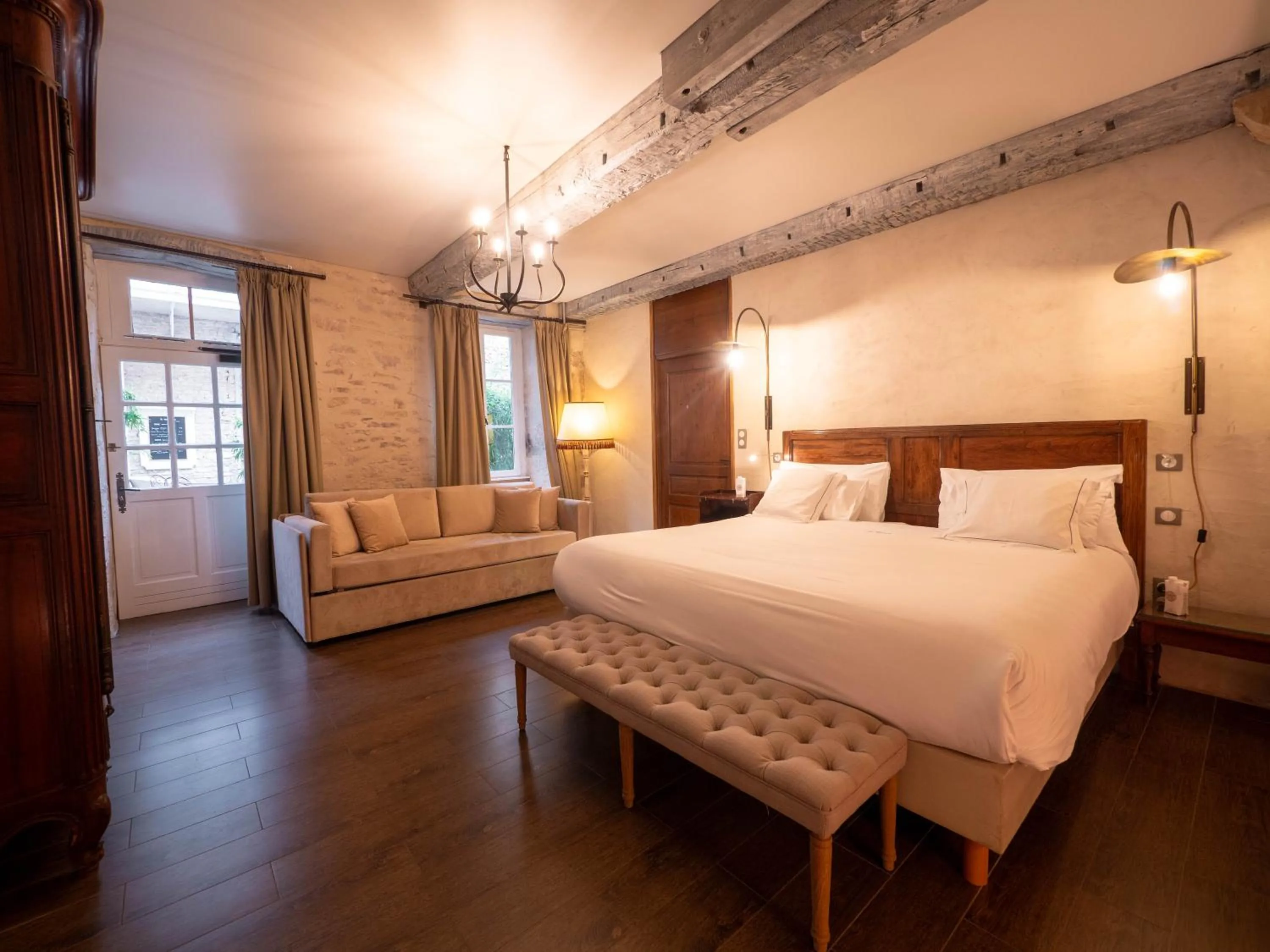 Bed in Les Remparts Hôtels et Demeures Historiques