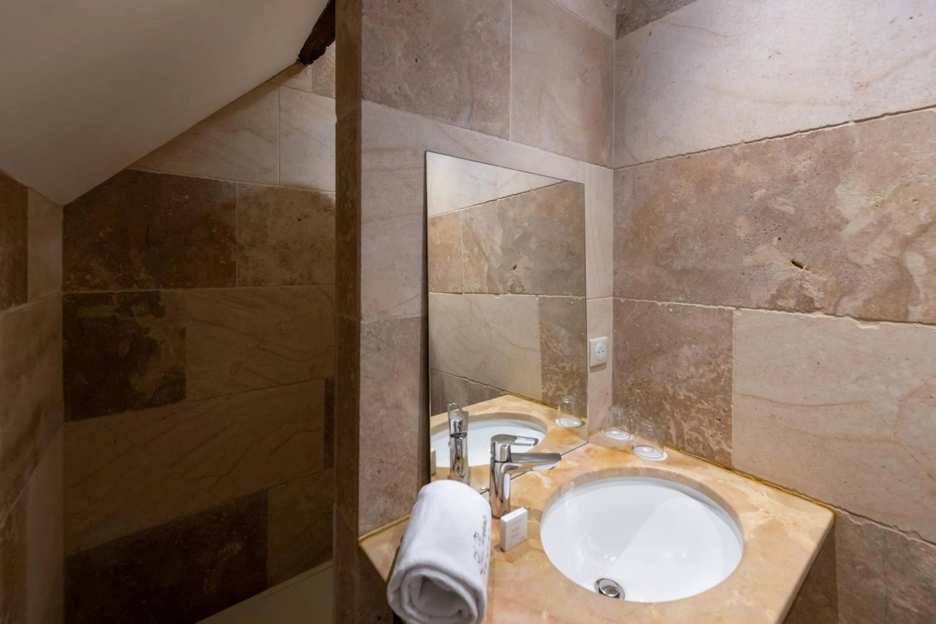 Bathroom in Les Remparts Hôtels et Demeures Historiques