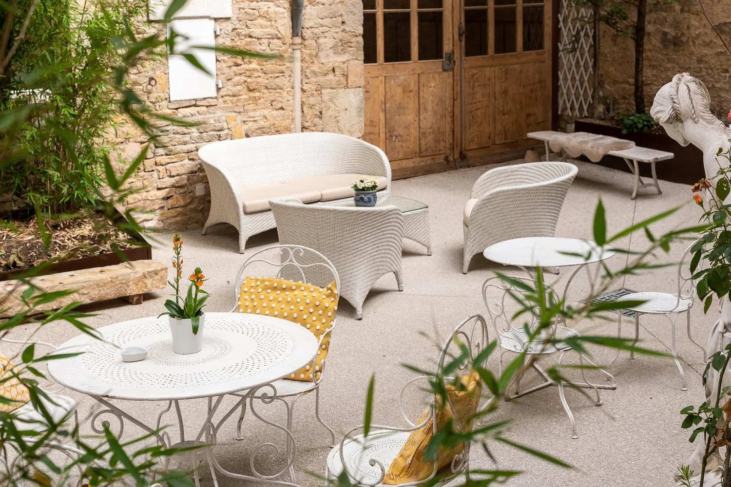 Patio in Les Remparts Hôtels et Demeures Historiques