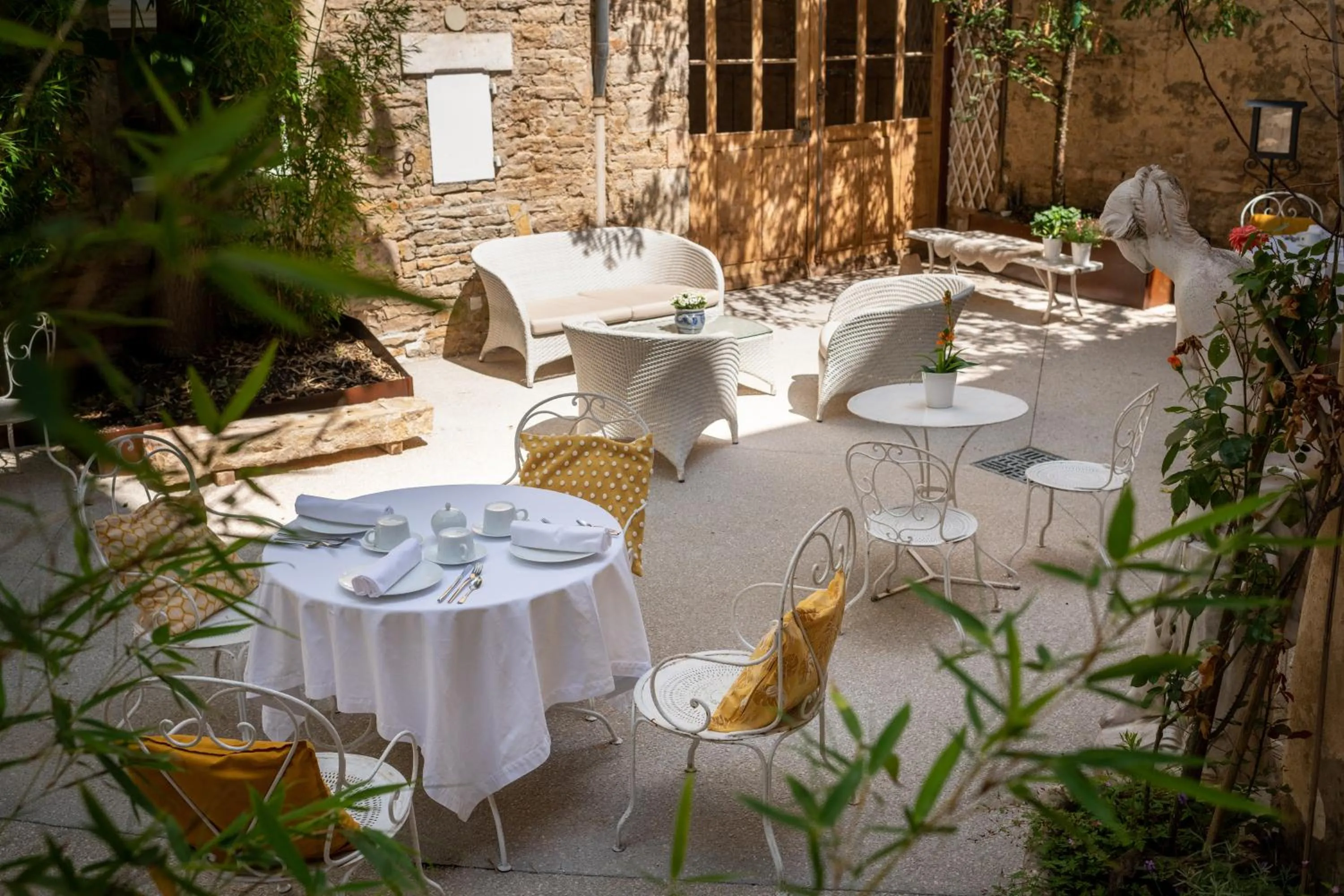 Inner courtyard view in Les Remparts Hôtels et Demeures Historiques