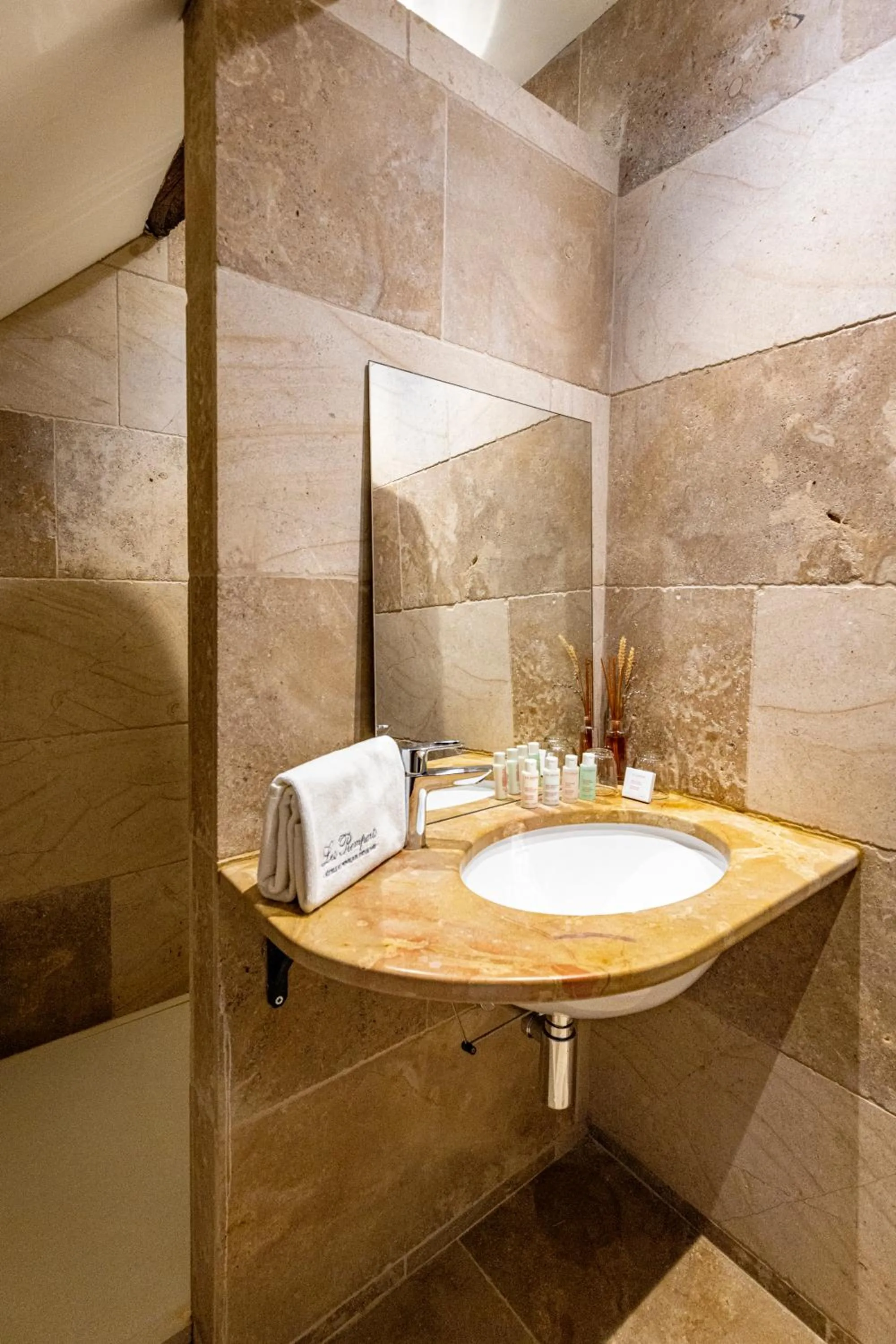 Bathroom in Les Remparts Hôtels et Demeures Historiques