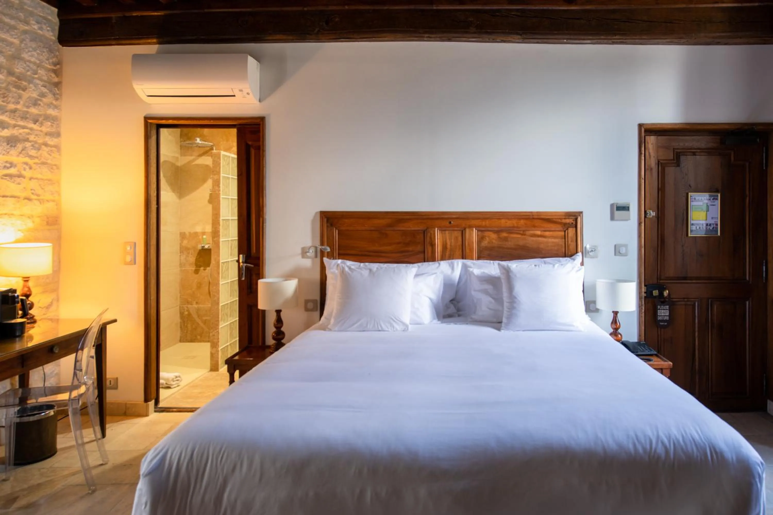 Photo of the whole room, Bed in Les Remparts Hôtels et Demeures Historiques