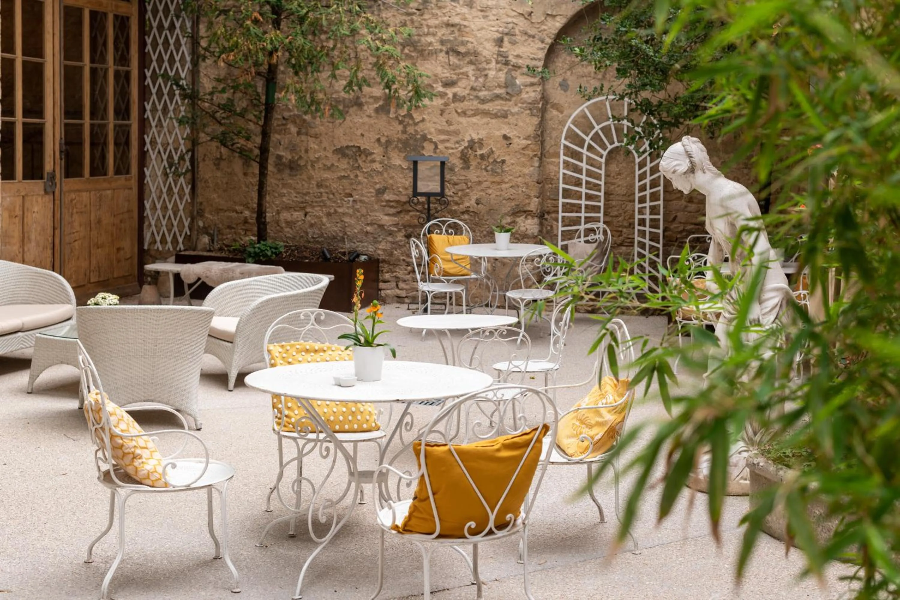 Inner courtyard view in Les Remparts Hôtels et Demeures Historiques