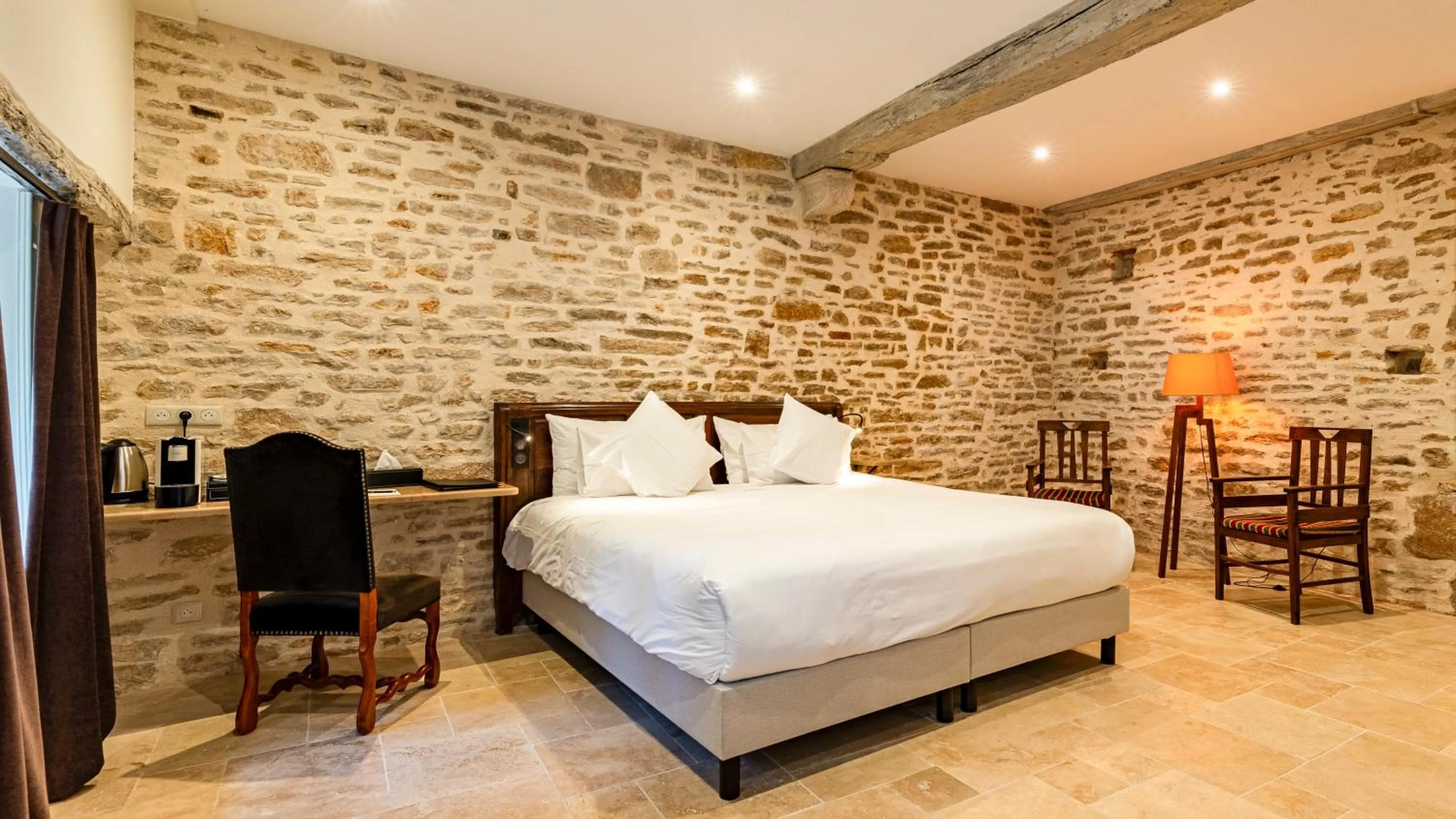 Bed in Les Remparts Hôtels et Demeures Historiques