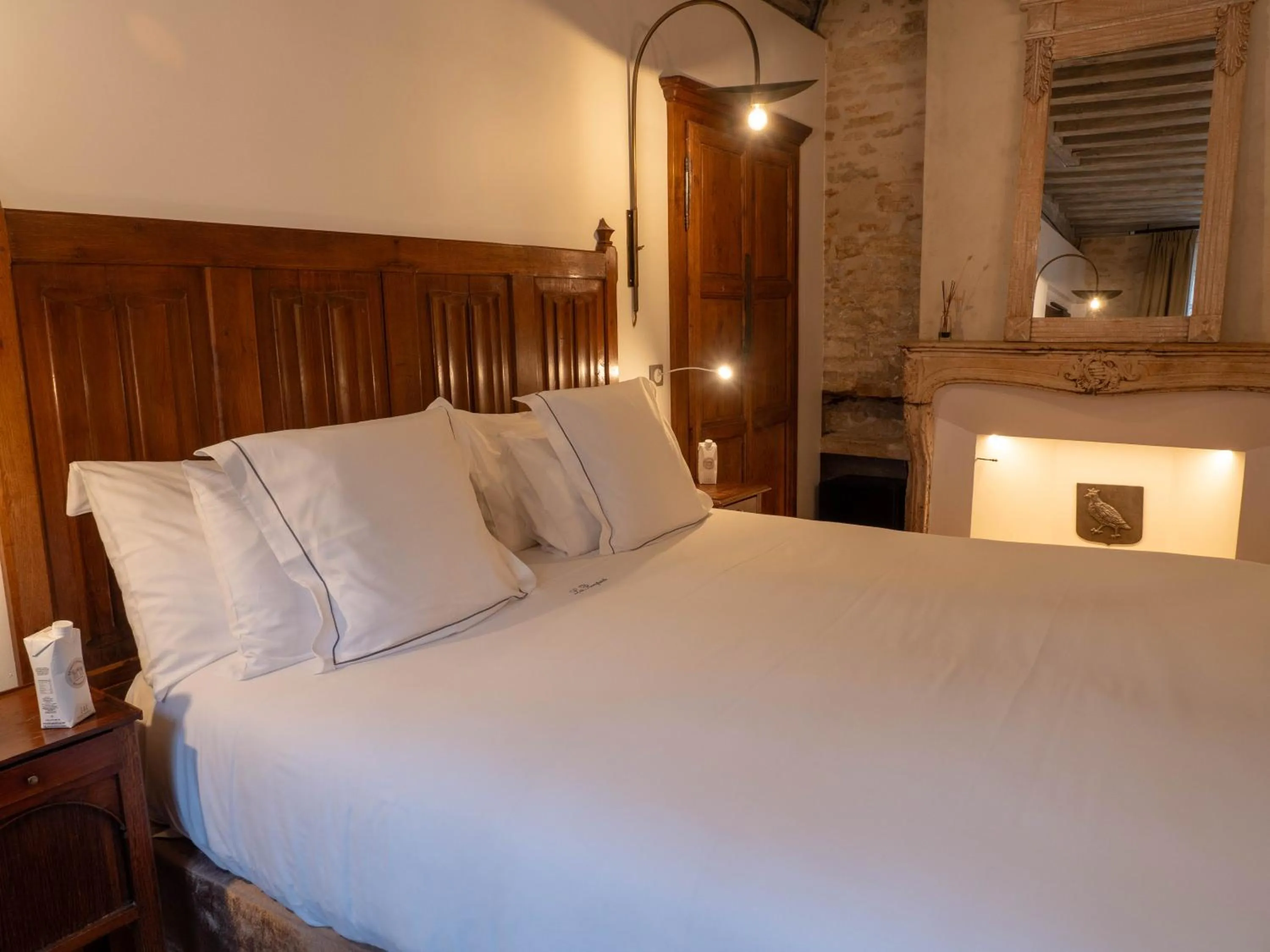 Bed in Les Remparts Hôtels et Demeures Historiques