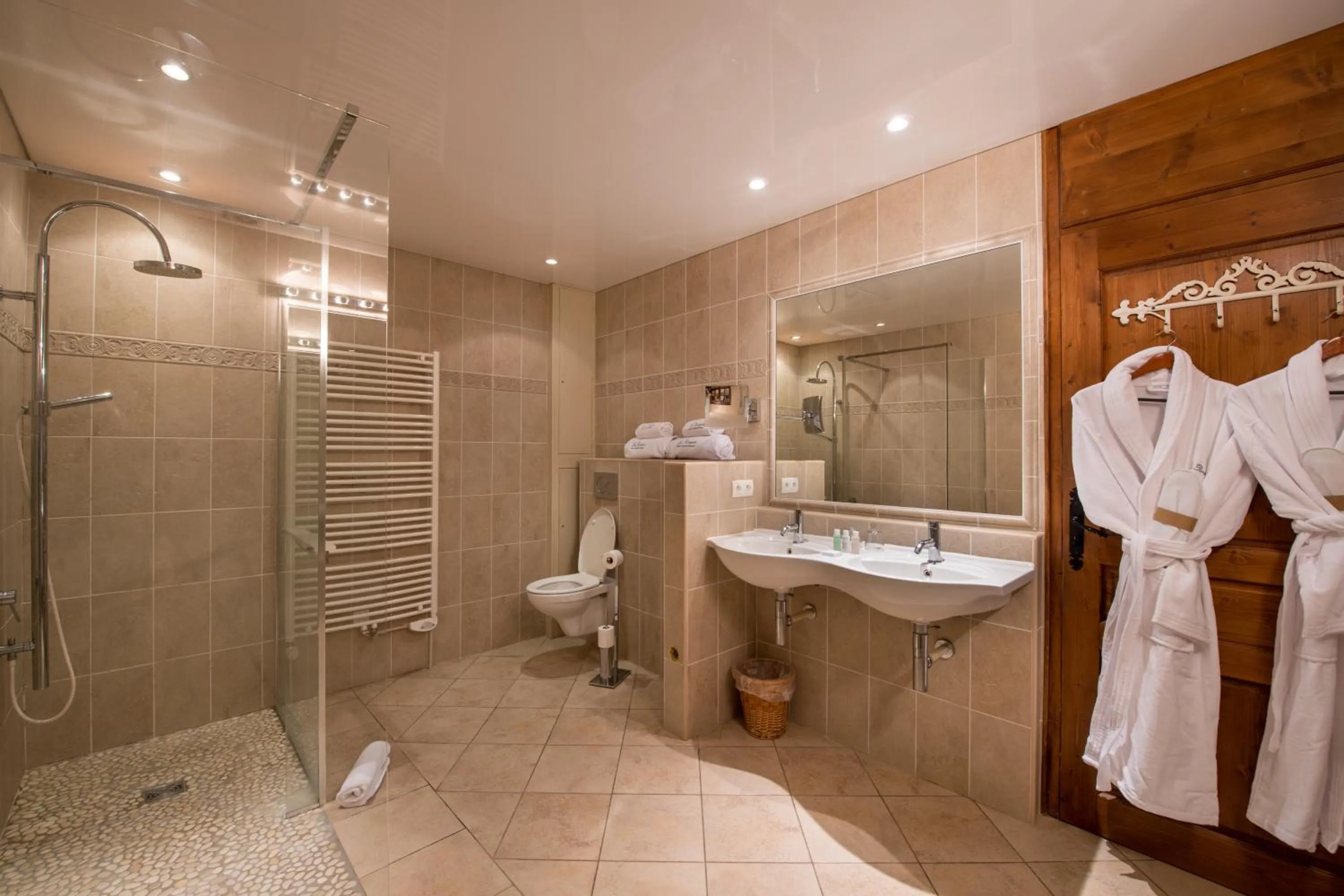 Bathroom in Les Remparts Hôtels et Demeures Historiques