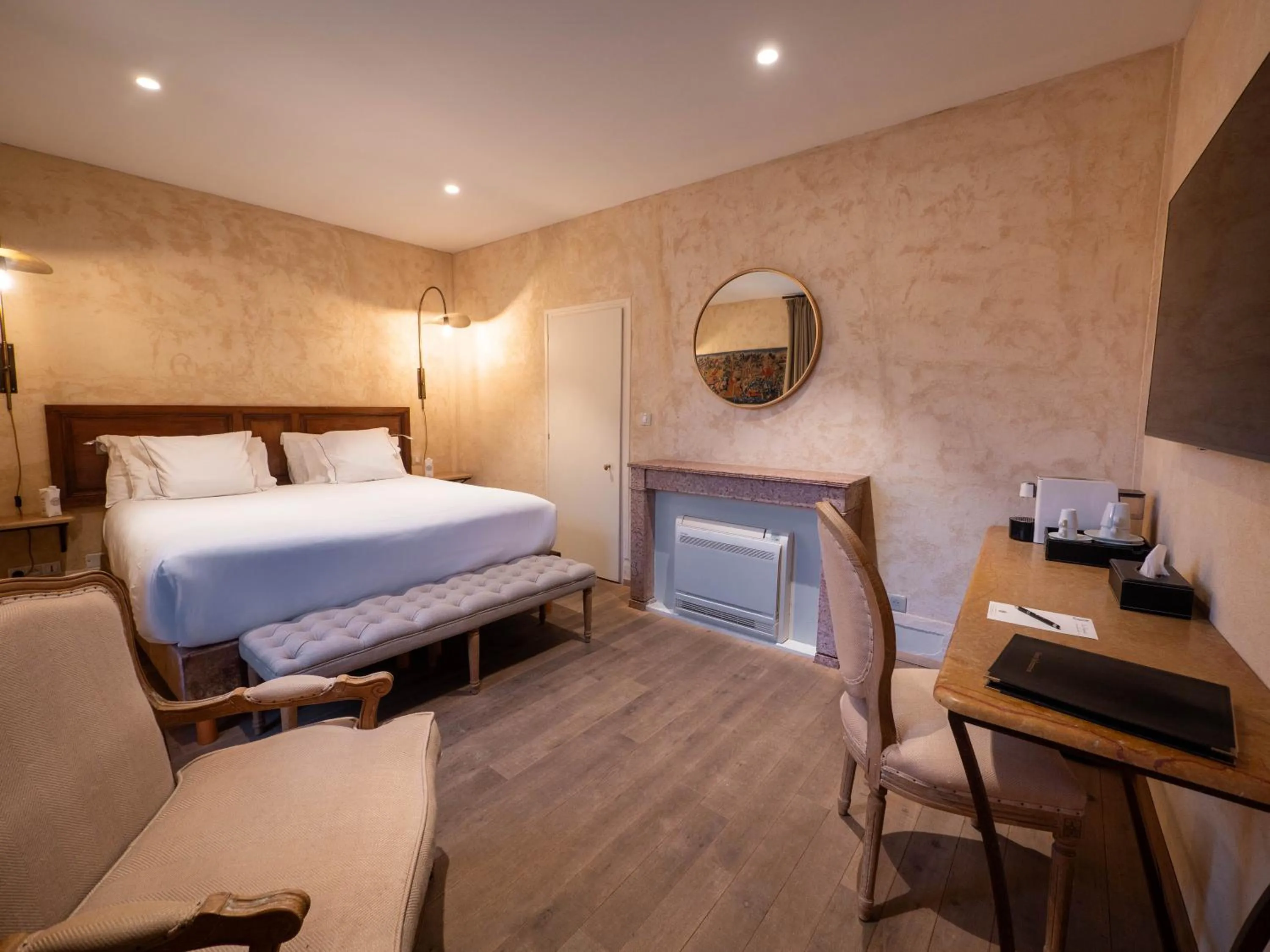 Bed in Les Remparts Hôtels et Demeures Historiques