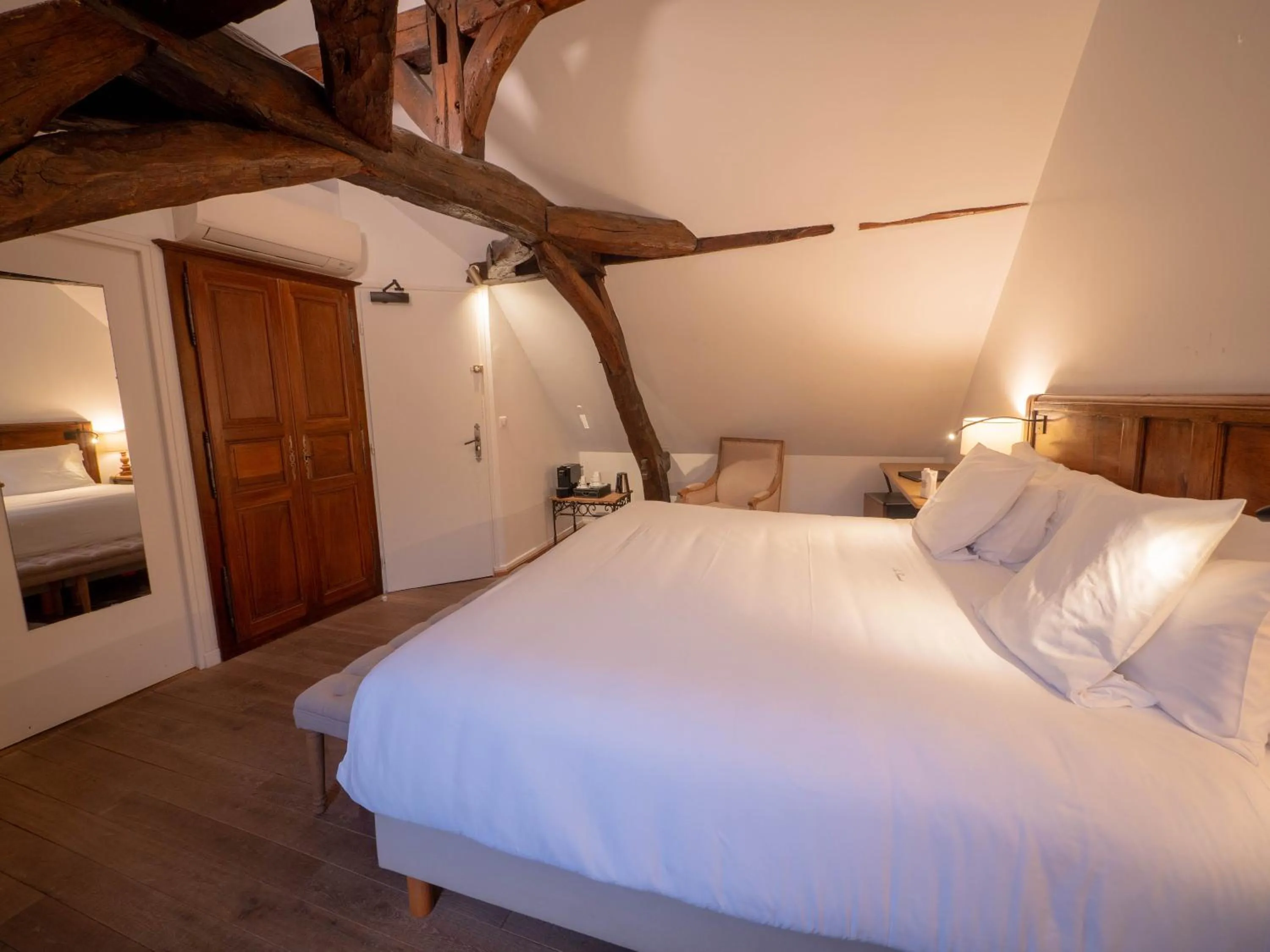 Bed in Les Remparts Hôtels et Demeures Historiques