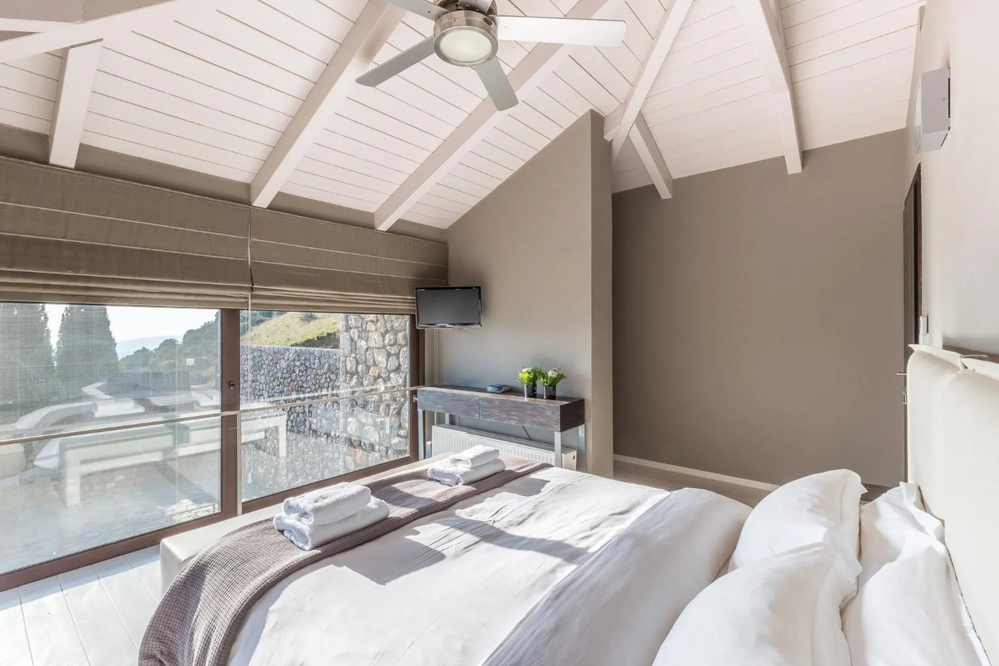 Bed in Deluxe Villa by White Hills Outdoor Hot Tub