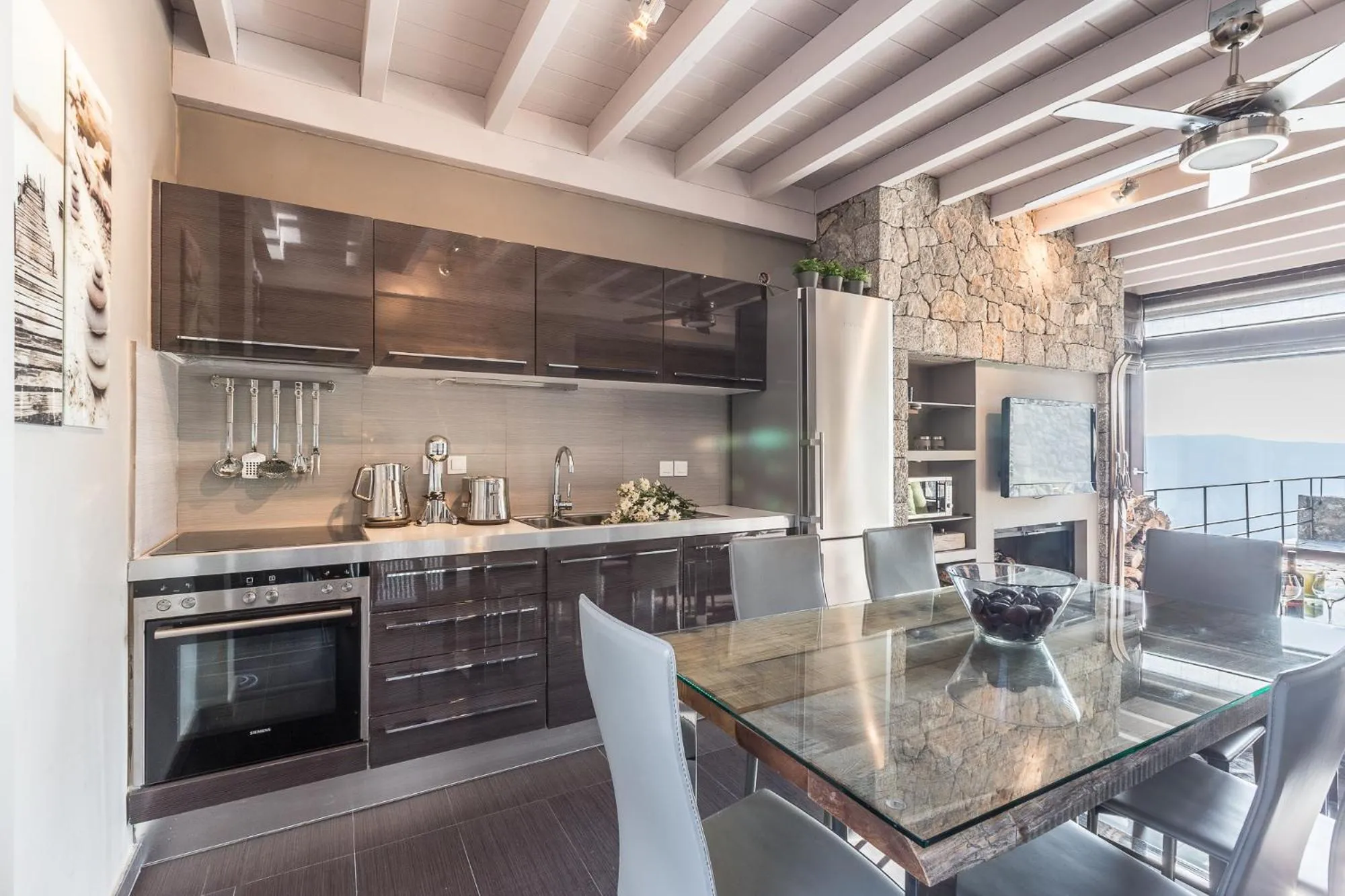 Dining area in Deluxe Villa by White Hills Outdoor Hot Tub