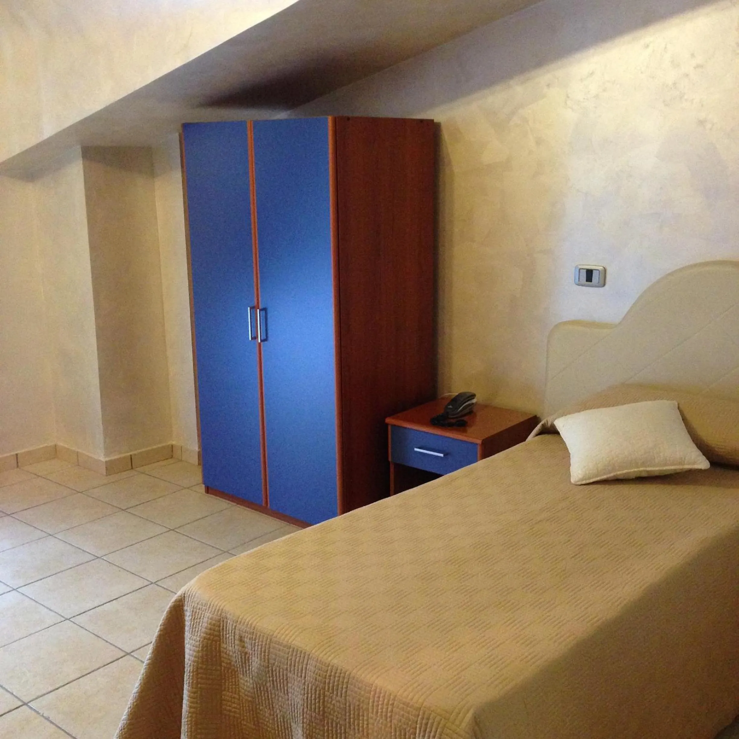 Bed in Tea Palace Hotel