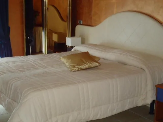 Bed in Tea Palace Hotel