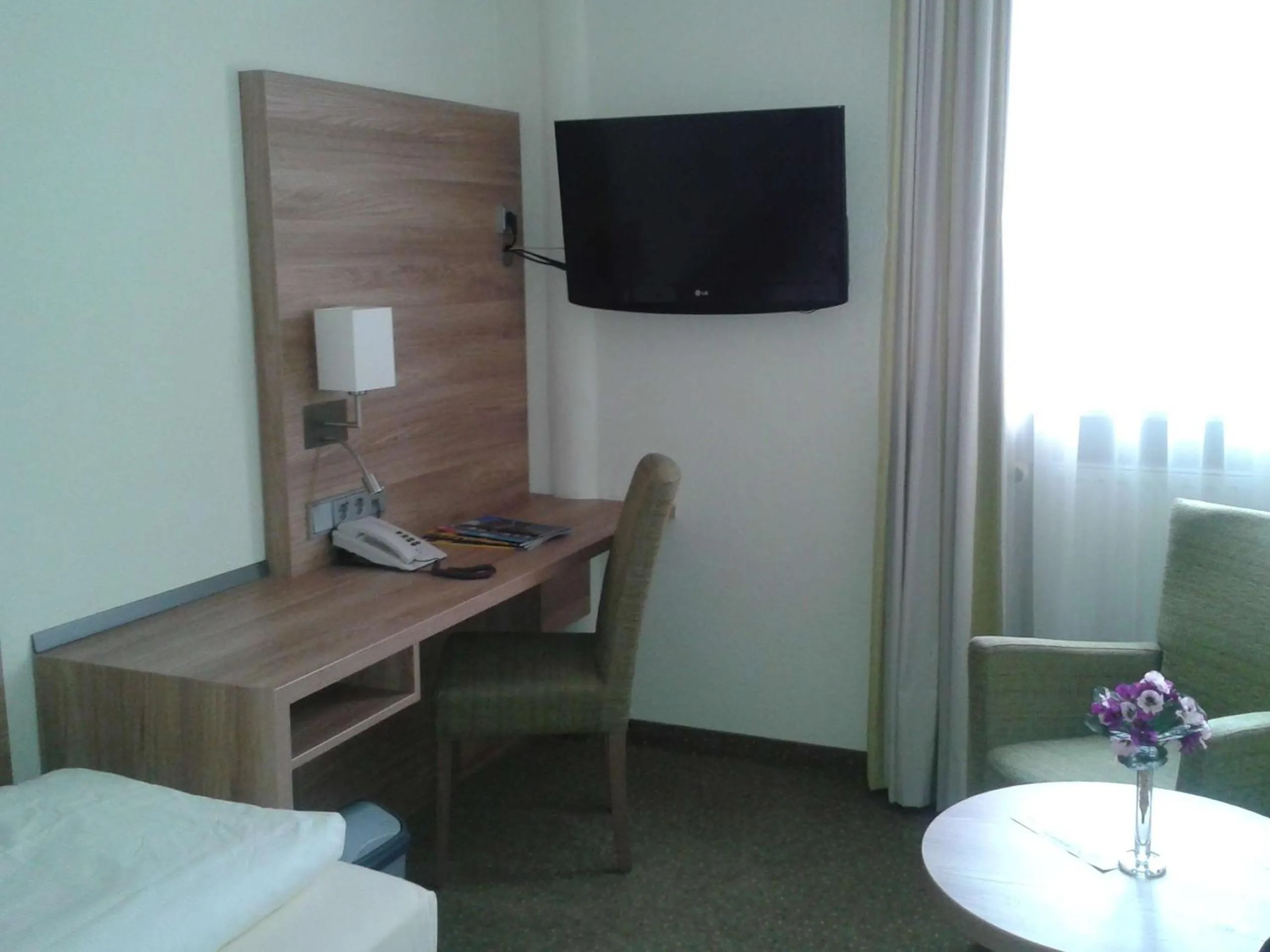 Seating area, Bed in Hotel Jedermann