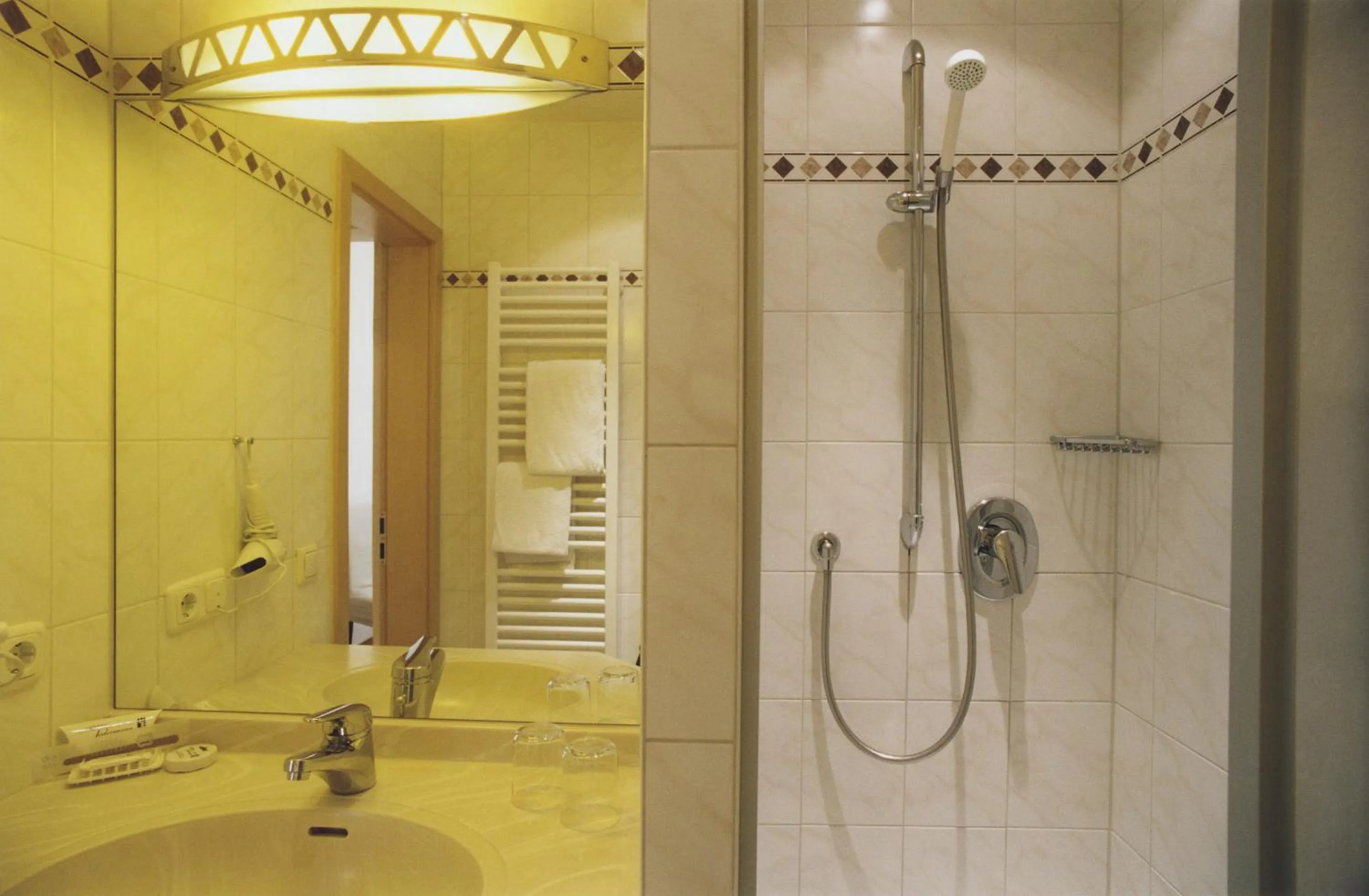 Shower in Hotel Jedermann