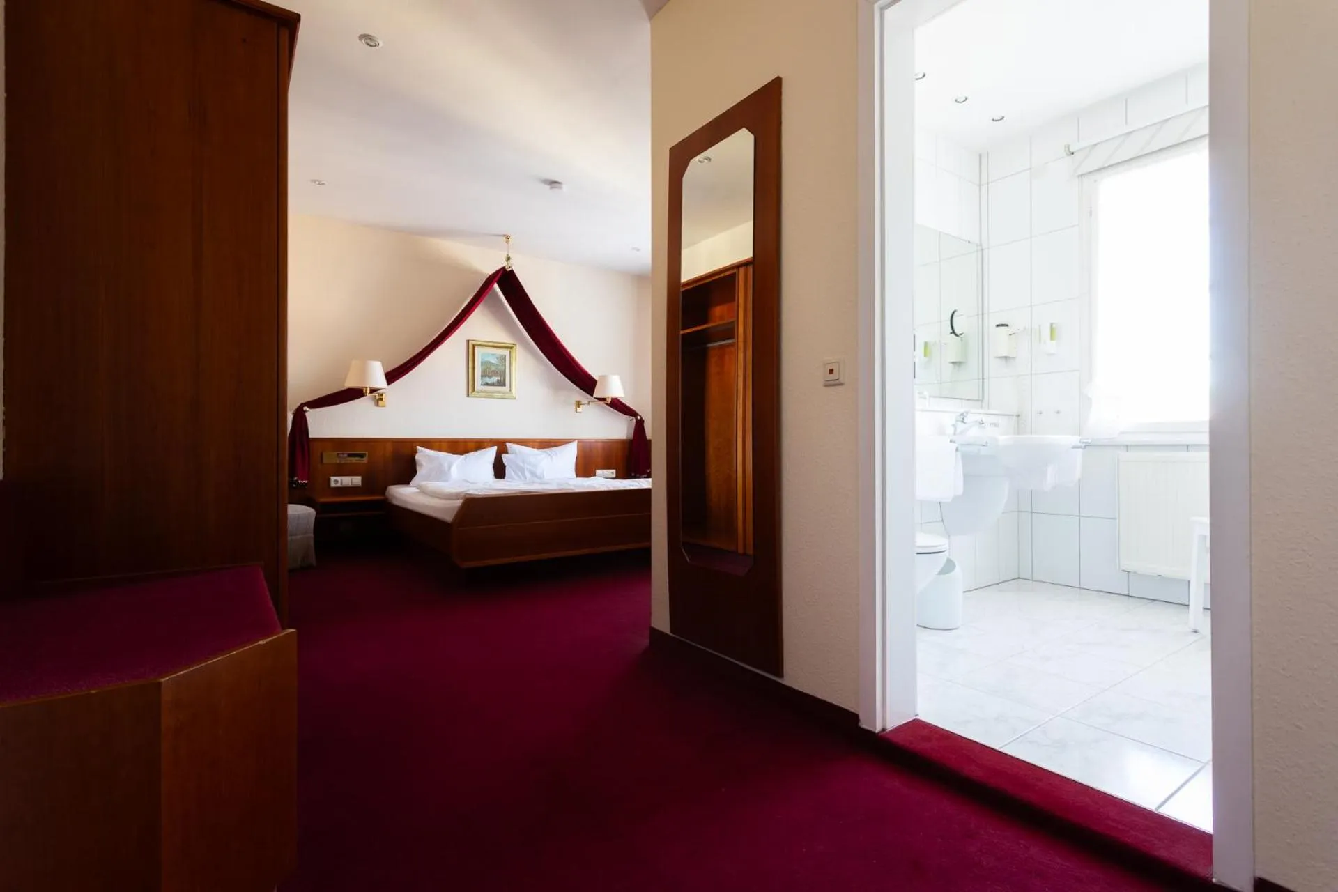 Bedroom, Bed in Romantik Hotel zur Sonne