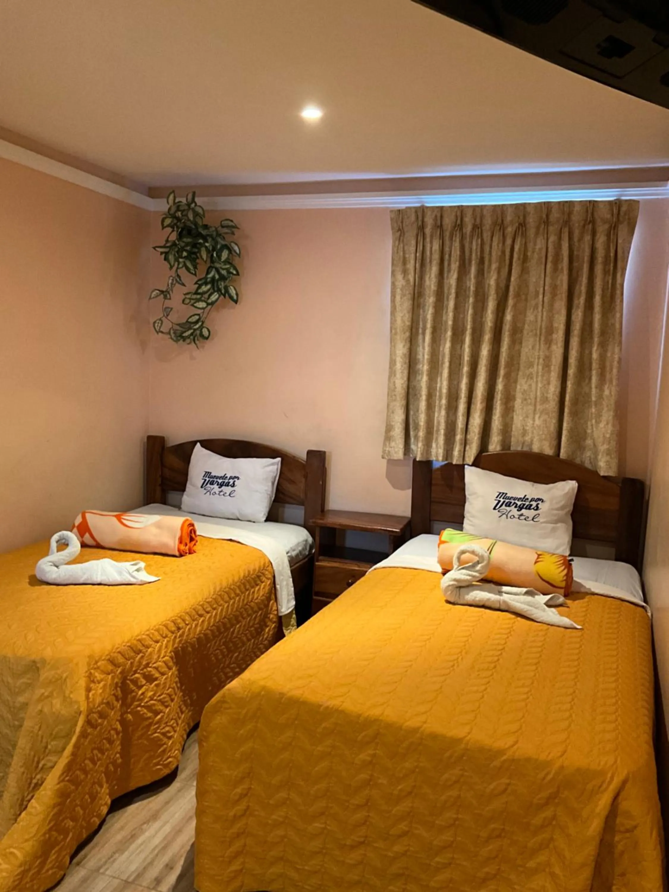 Photo of the whole room, Bed in HOTEL MUEVETE POR VARGAS