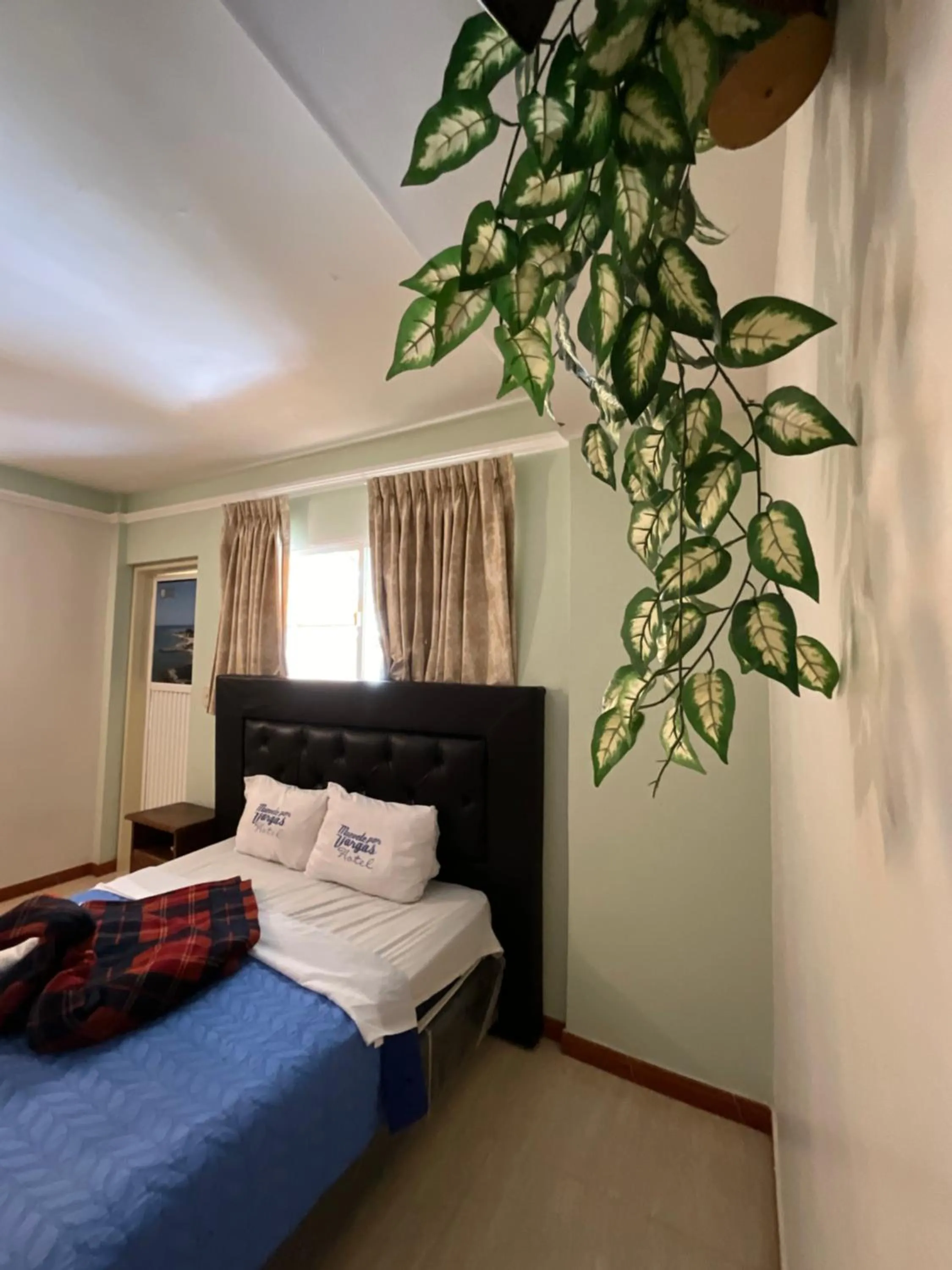 Photo of the whole room, Bed in HOTEL MUEVETE POR VARGAS