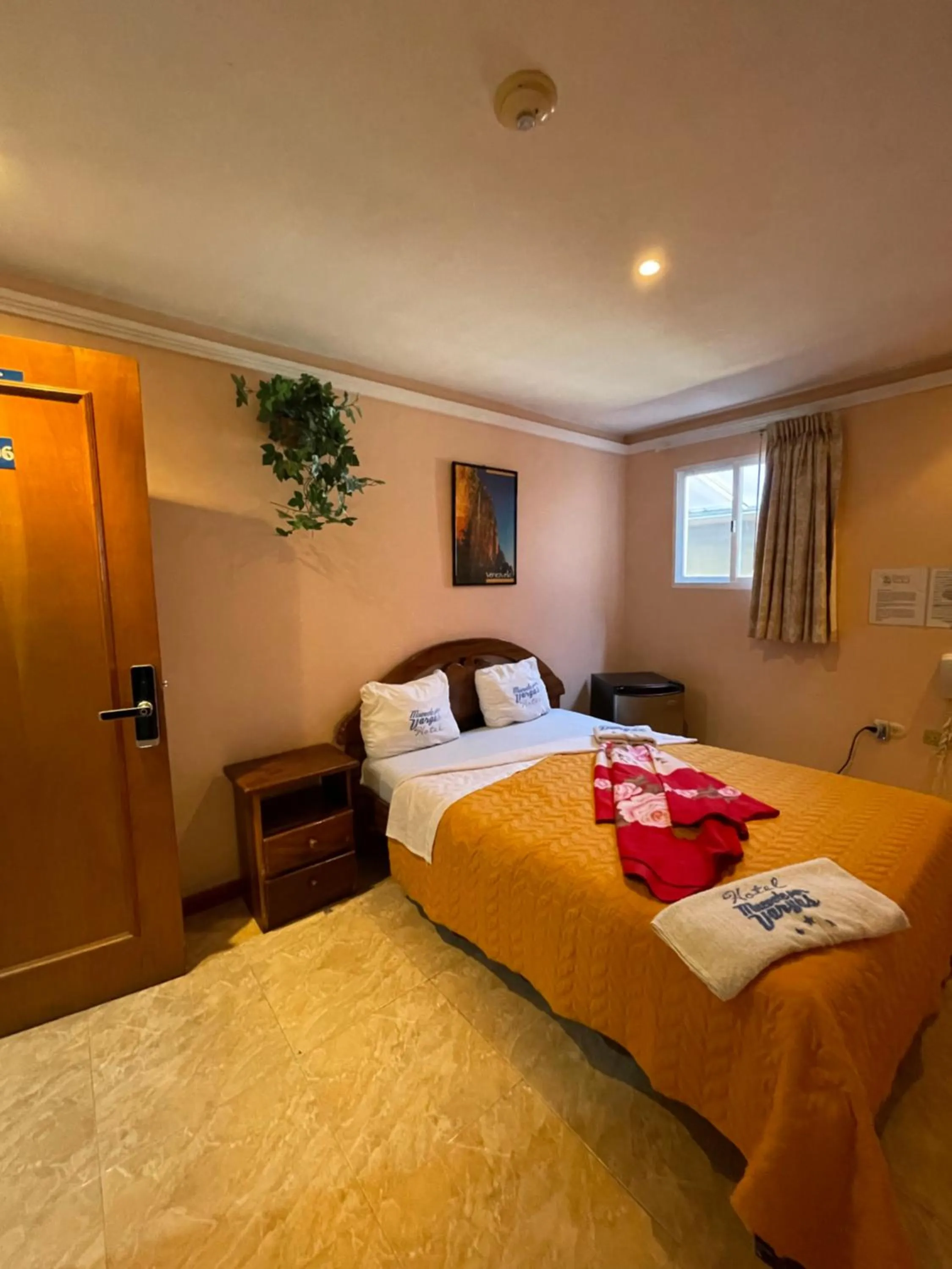 Bed in HOTEL MUEVETE POR VARGAS