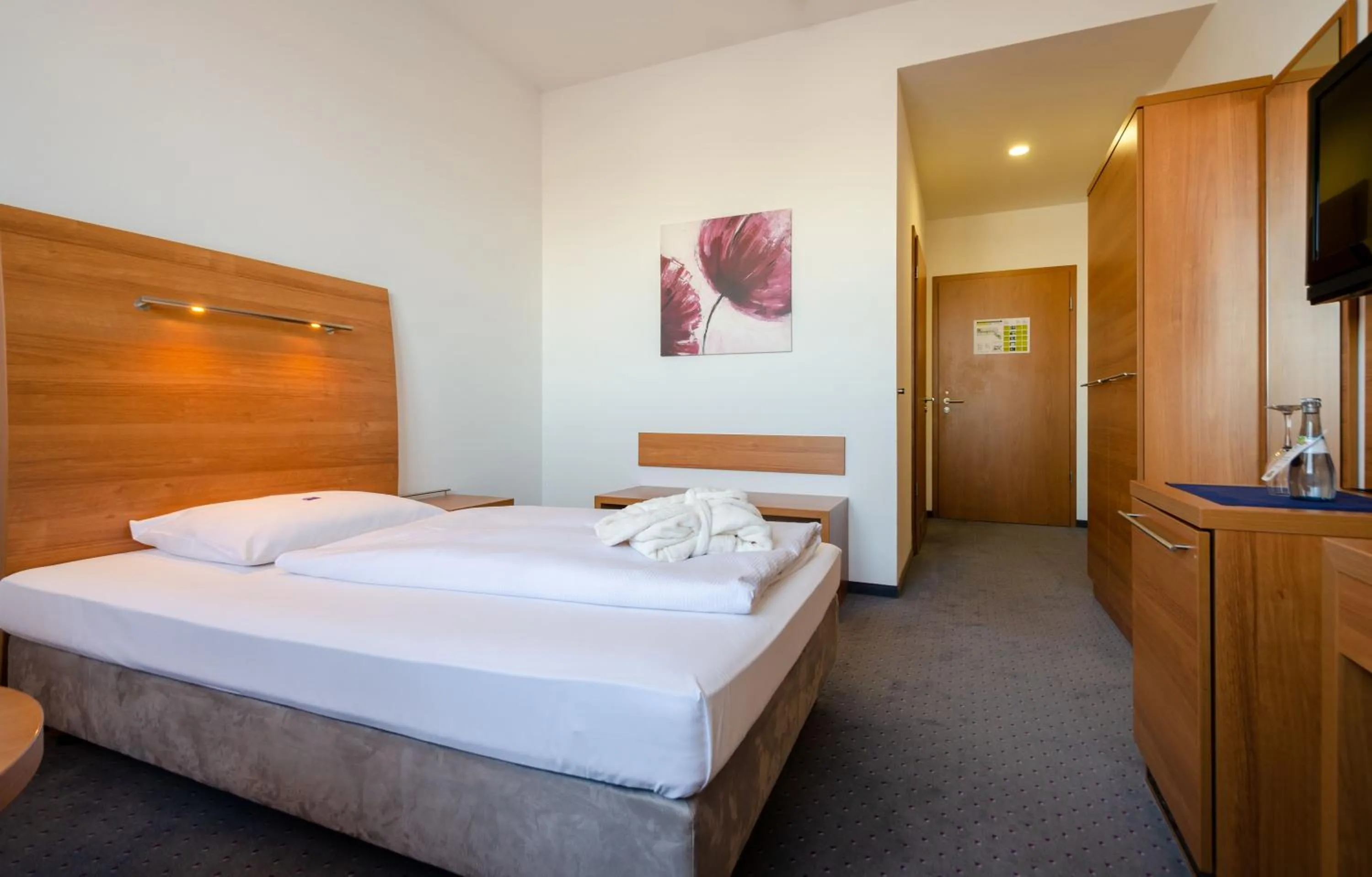 Photo of the whole room, Bed in Hotel Fortuna Reutlingen-Tübingen