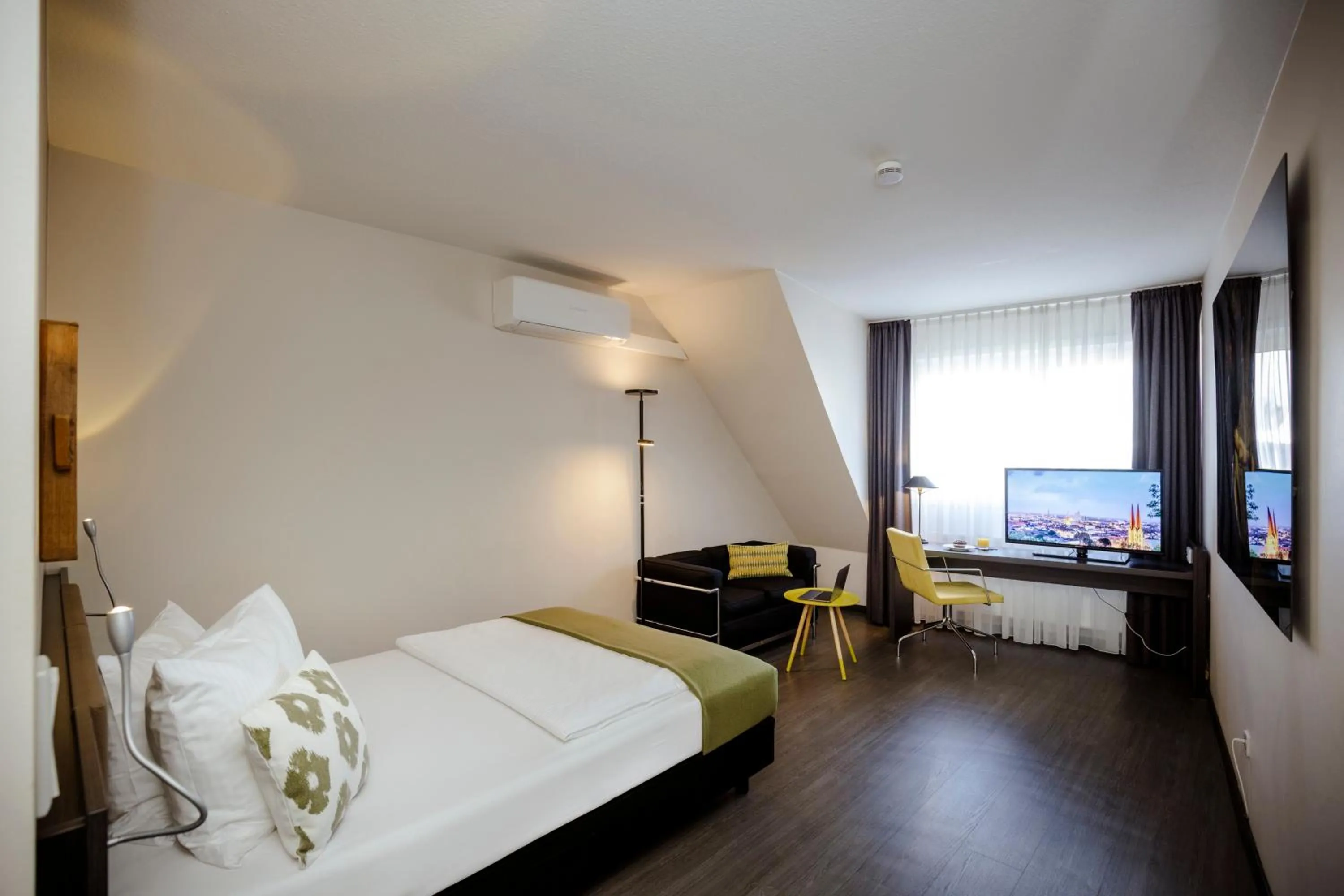 Photo of the whole room, Bed in Altstadt-Hotel Bielefeld