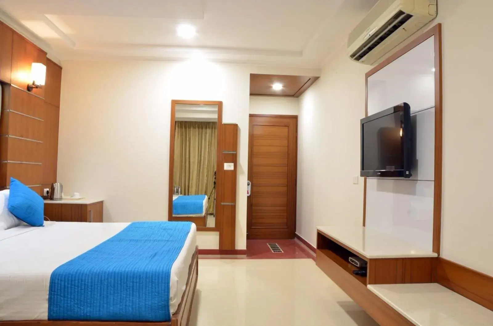 TV and multimedia, Bed in Hotel Bhoomivilas TV and multimedia, Bed in Hotel Bhoomivilas