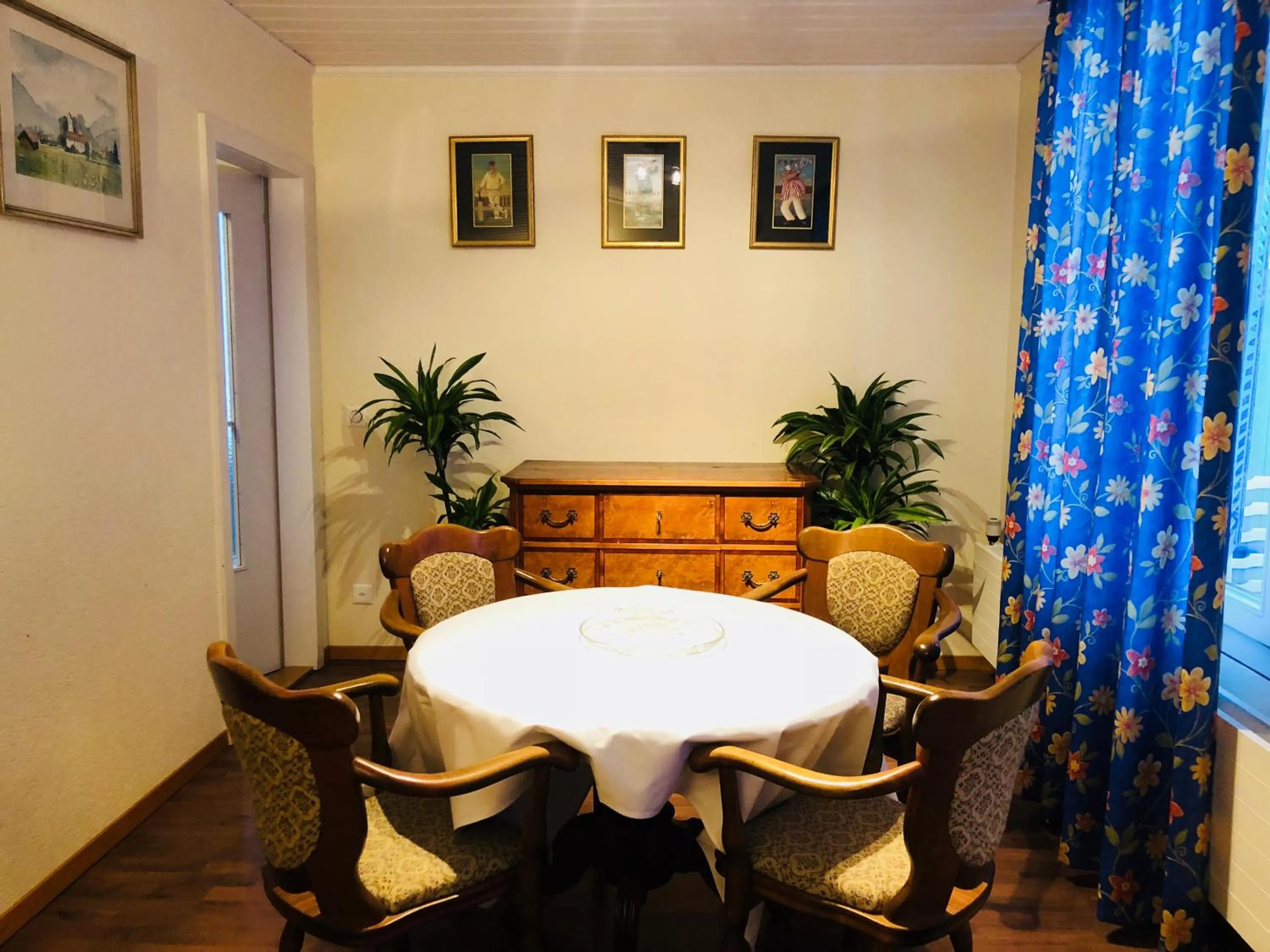 Dining area in Parkhotel Bellevue Budget