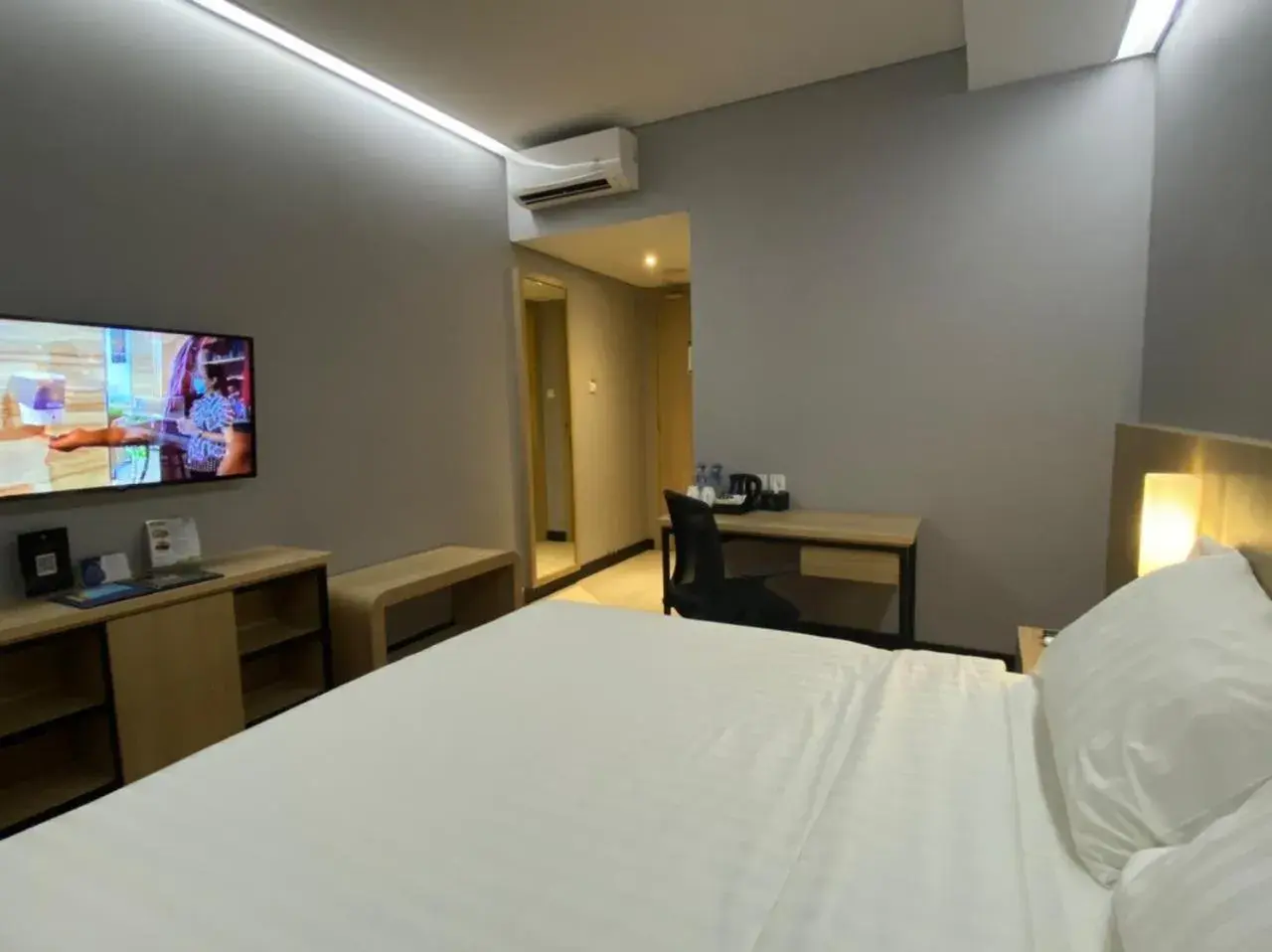 Superior Double Room with Shower Only - Smoking in BATIQA Hotel Jayapura Superior Double Room with Shower Only - Smoking in BATIQA Hotel Jayapura